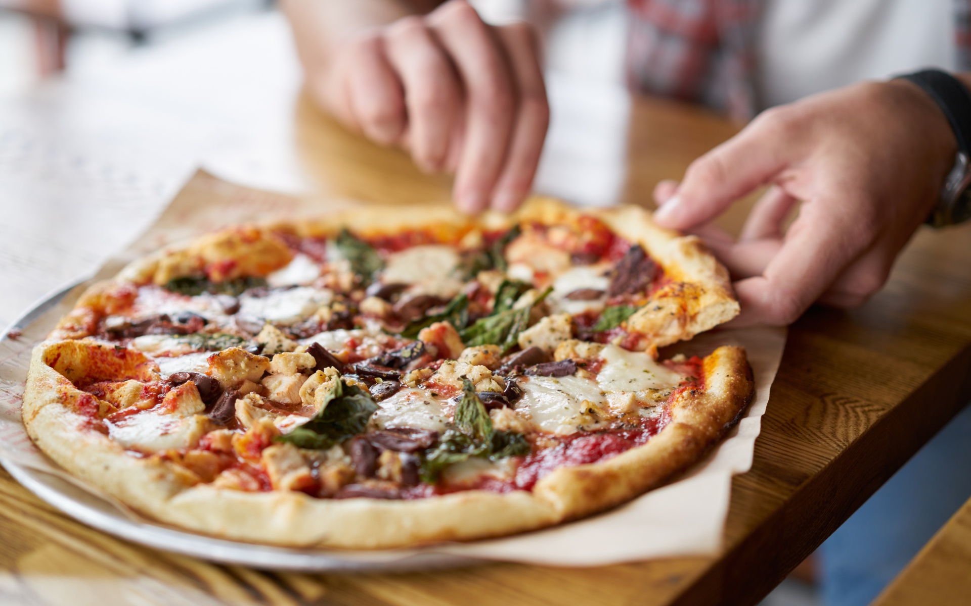 Мужчина в кафе ест вкусную горячую пиццу 