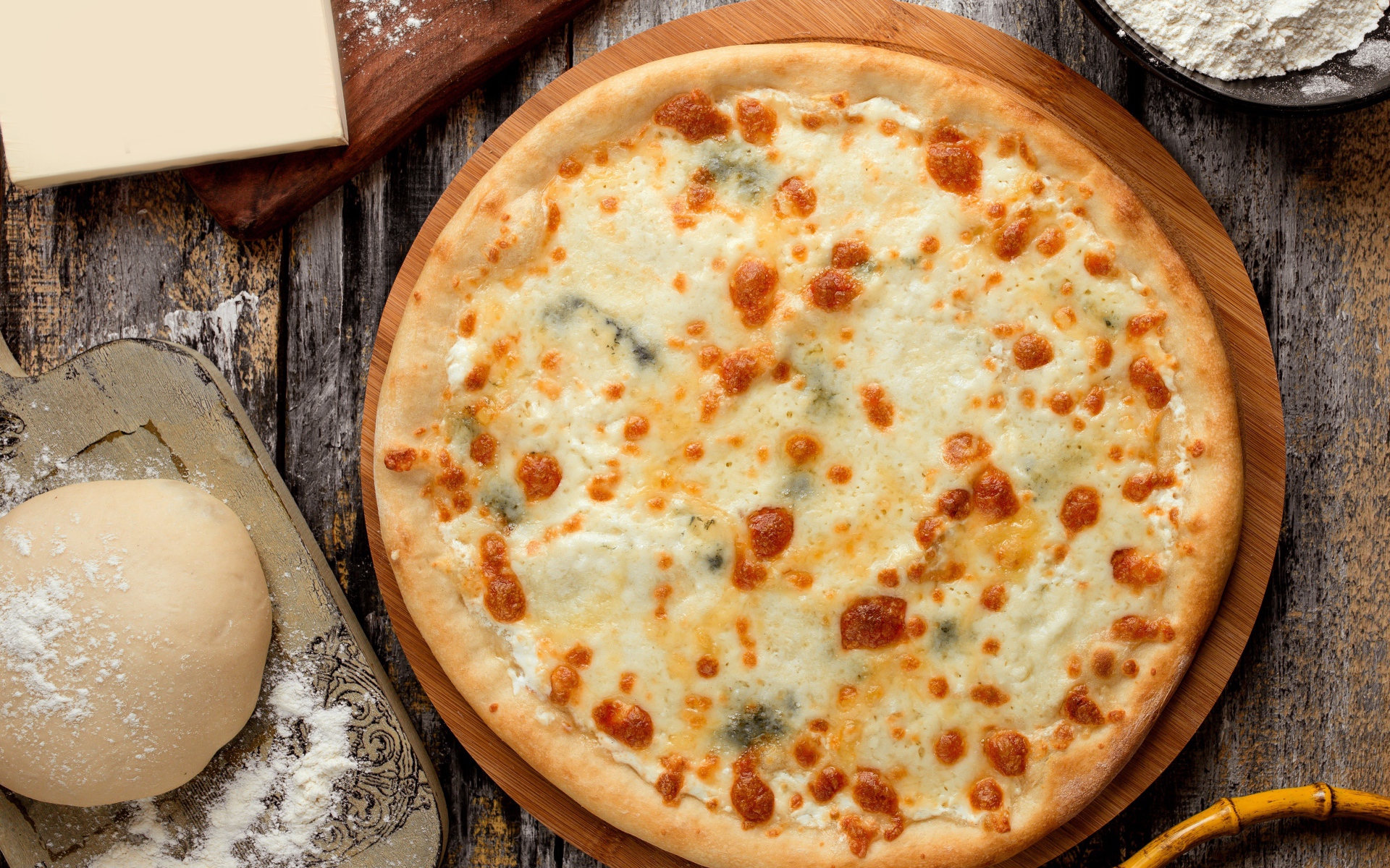 Горячая аппетитная пицца с сыром на столе