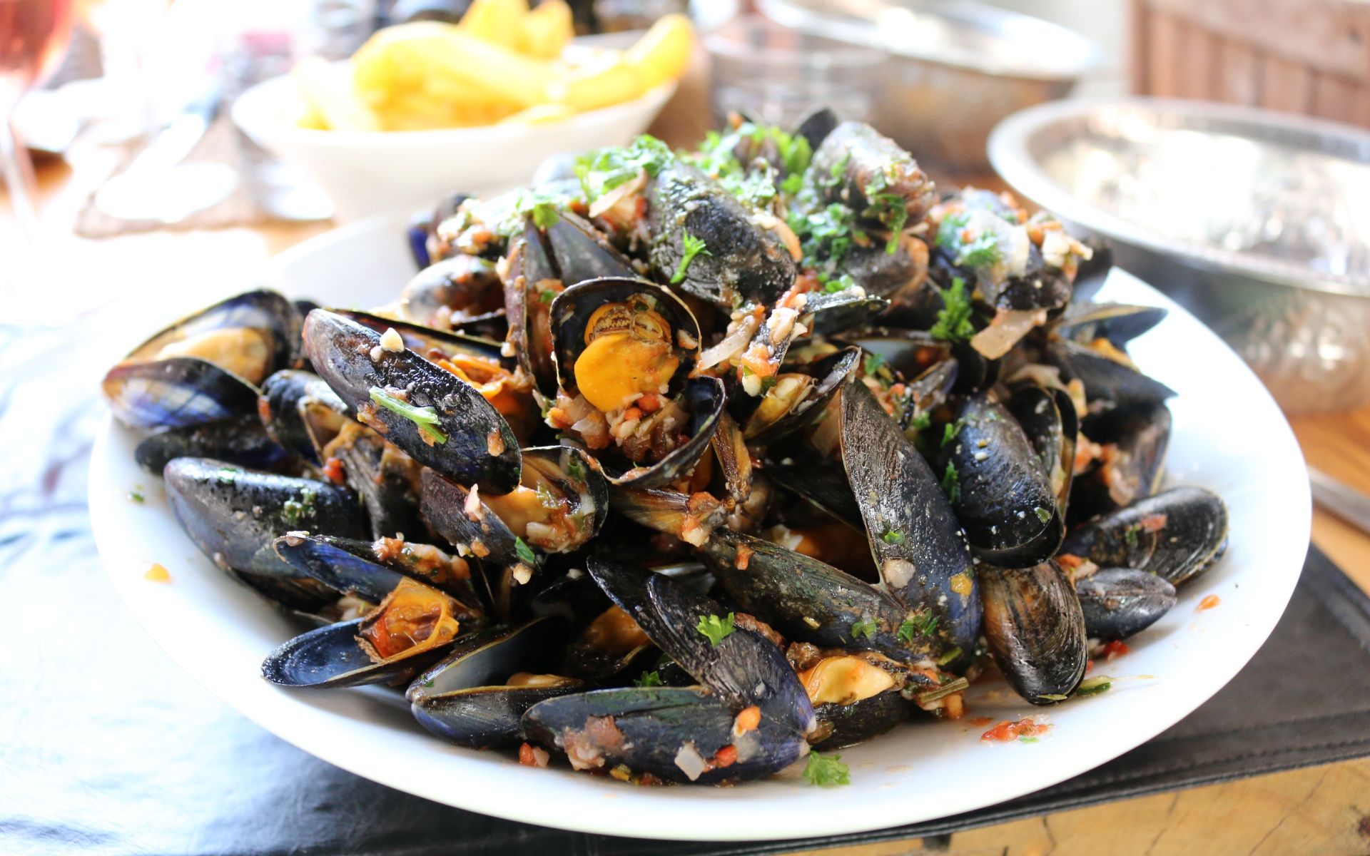 Мидии на  белой тарелке со специями 