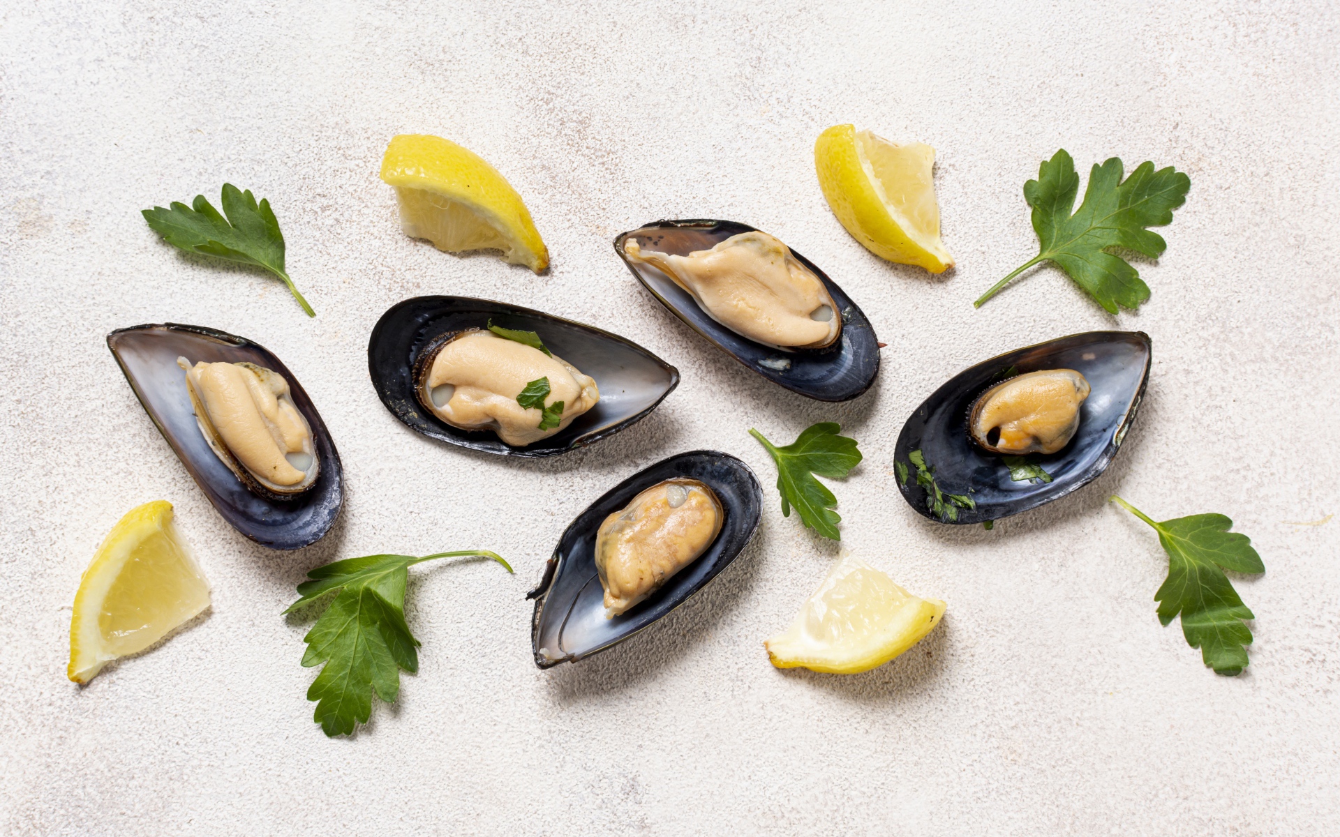 Мидии с кусочками лимона и петрушкой 