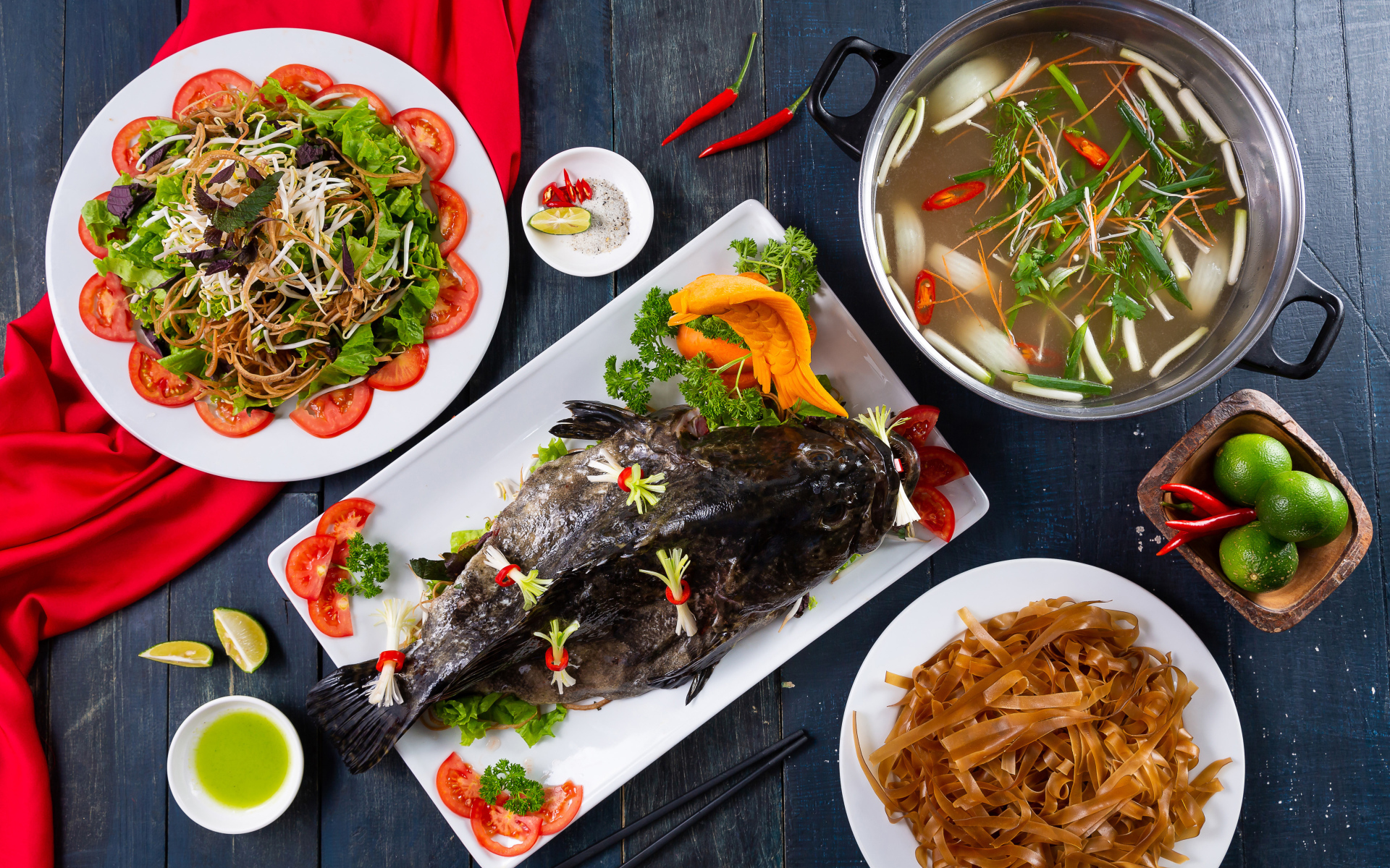 Фаршированная рыба на столе с овощами