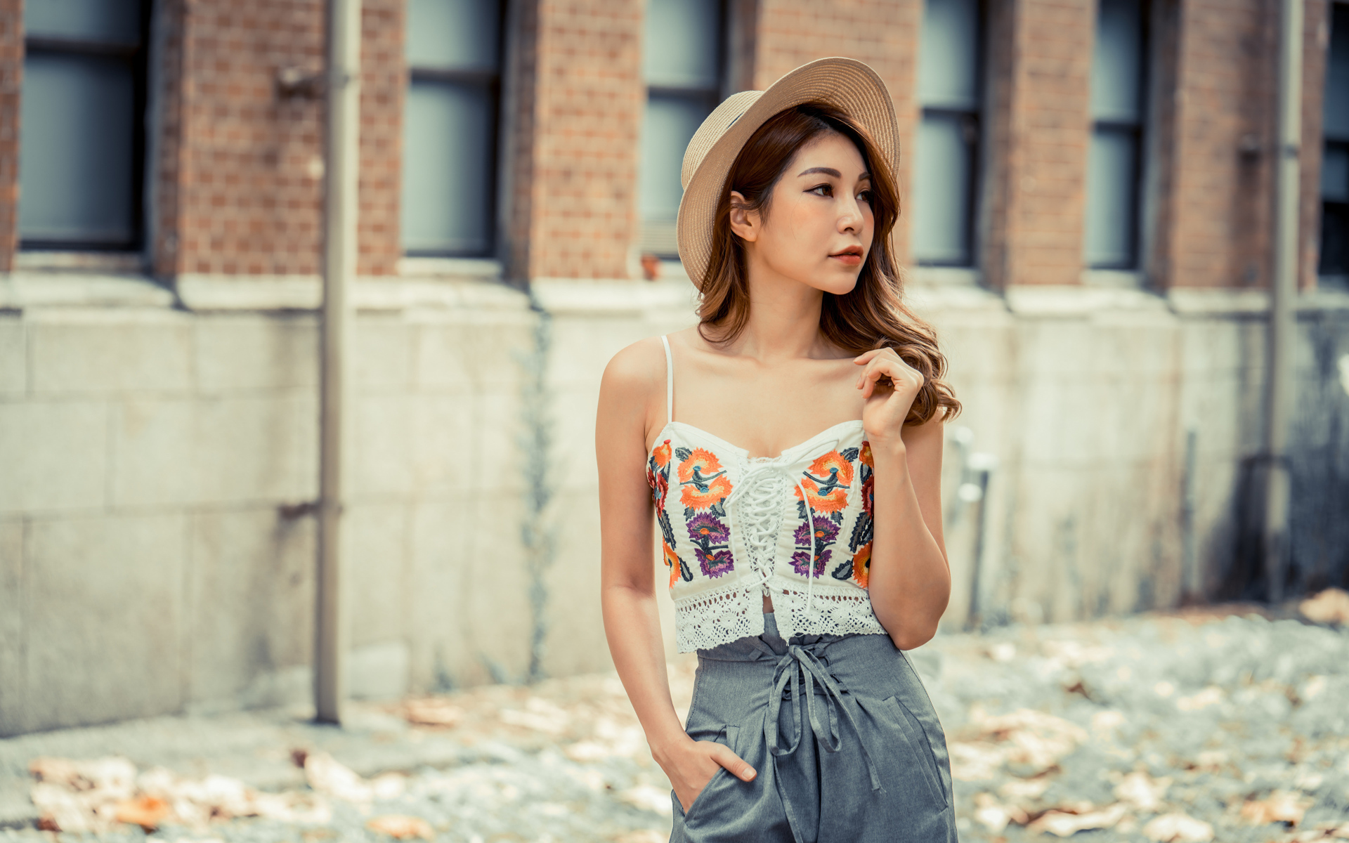 Взгляд длинноволосой азиатки на улице осенью 