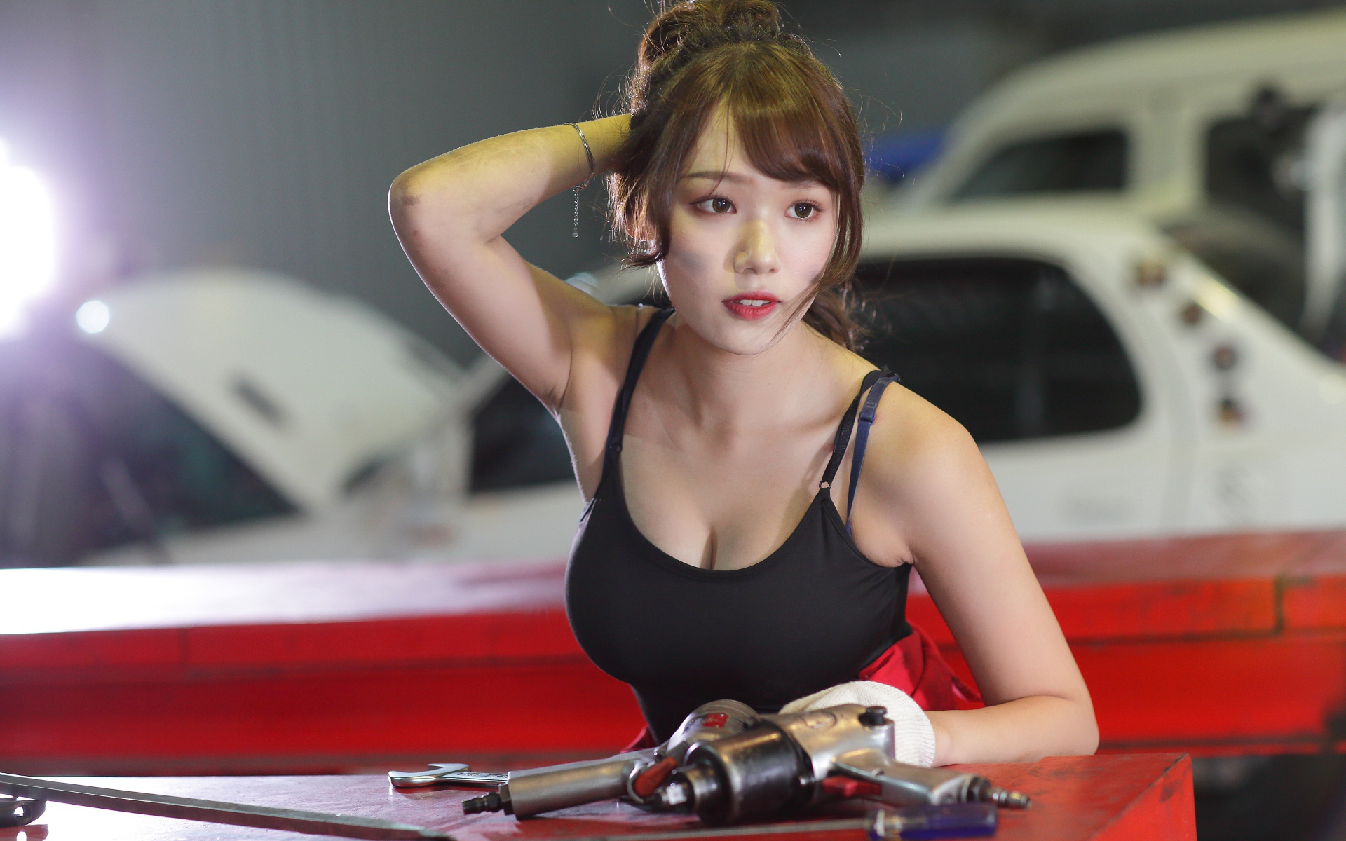 Девушка азиатка автослесарь  