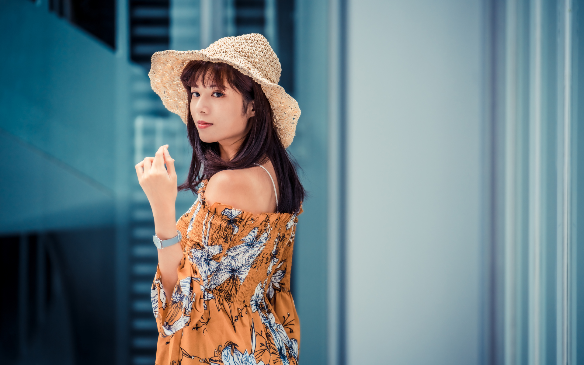 Девушка азиатка в шляпе летом 