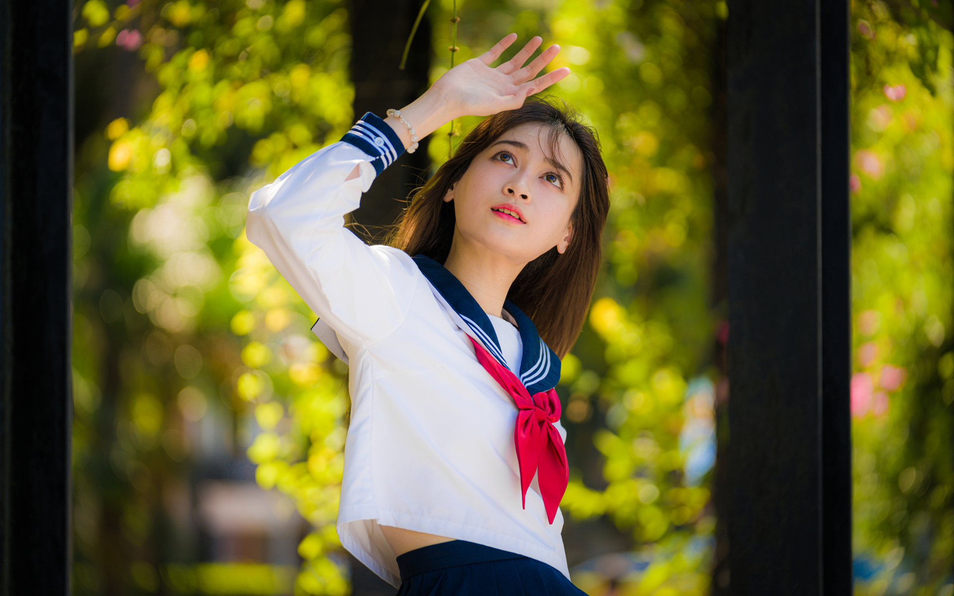 Девушка азиатка в форме с красным галстуком