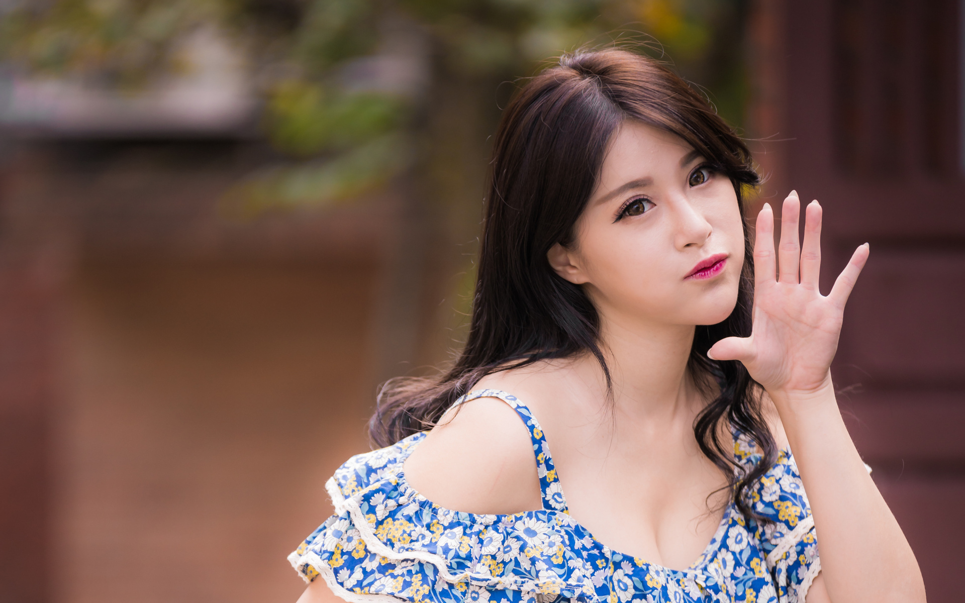 Девушка азиатка с поднятой рукой