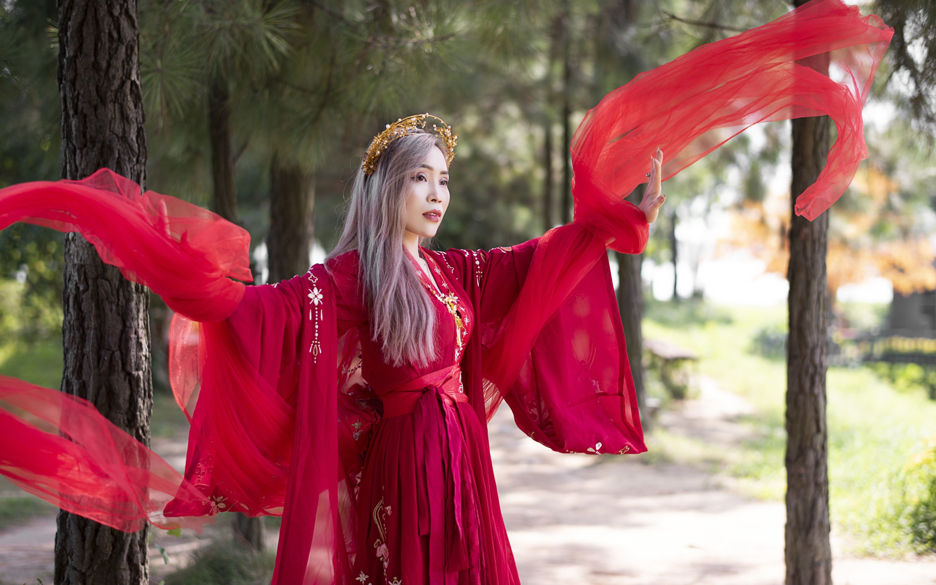 Красивая девушка азиатка в красном национальном костюме 