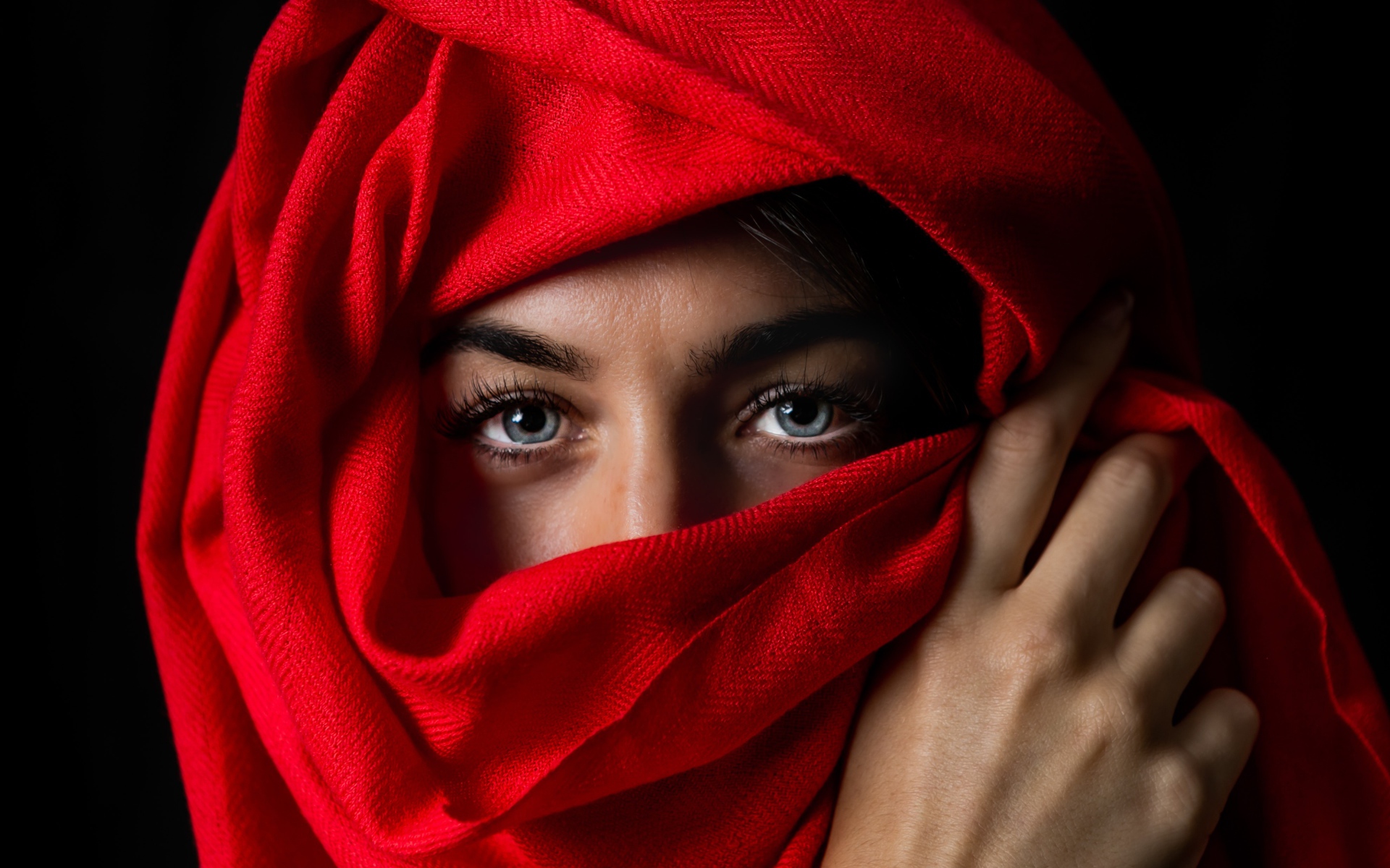 Красивая голубоглазая девушка в красном палантине 