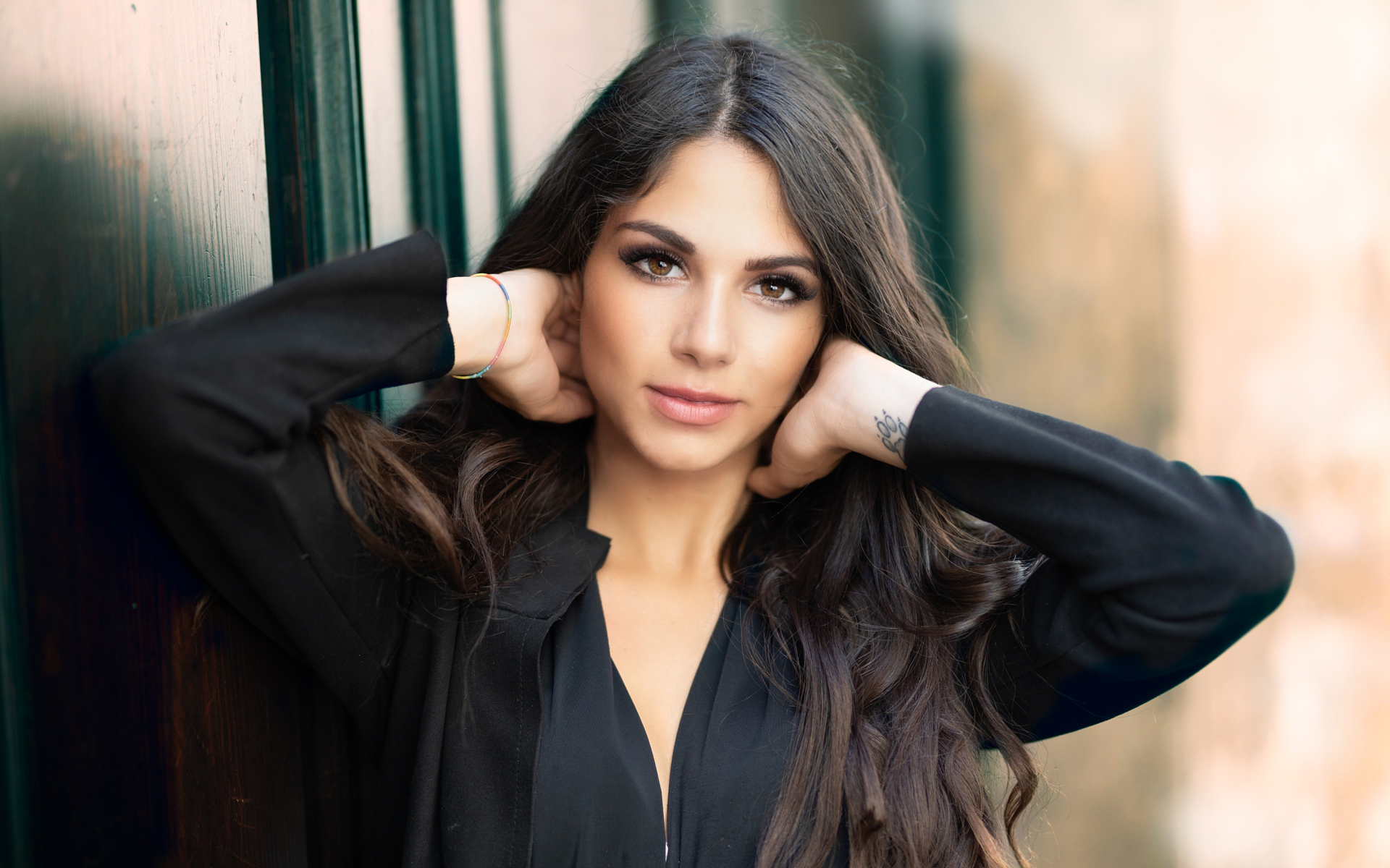 Красивая кареглазая девушка в черной рубашке 