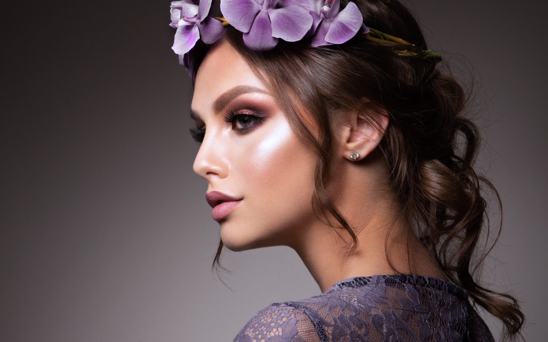 Красивая девушка шатенка с венком из орхидей 