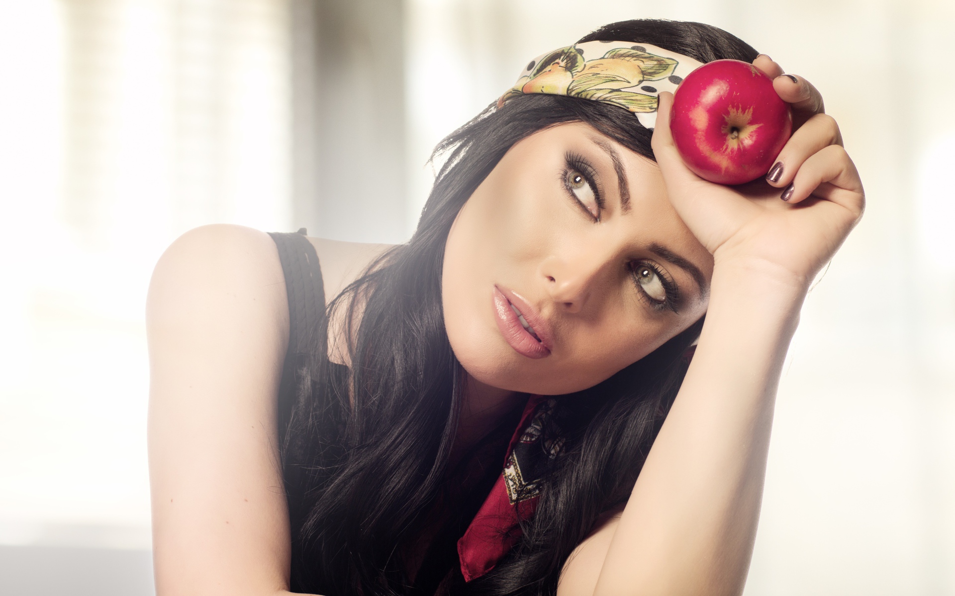 Красивая брюнетка с яблоком в руке 