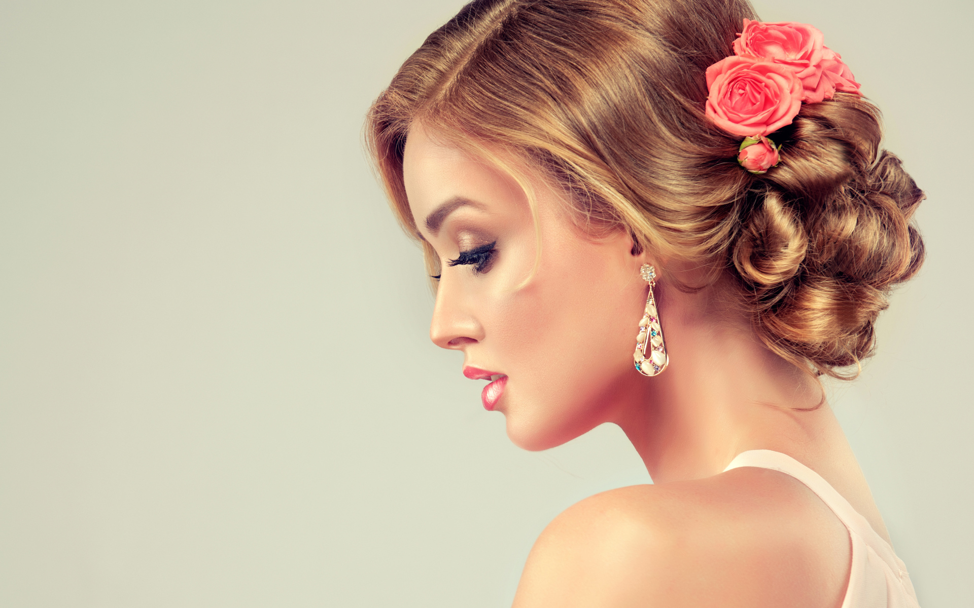 Красивая вечерняя прическа с цветами у девушки 