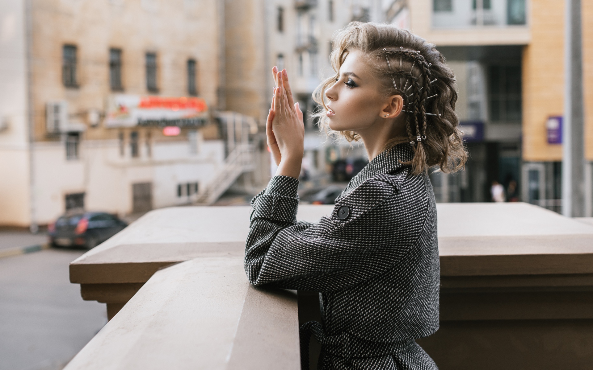 Красивая девушка с прической в сером пальто 