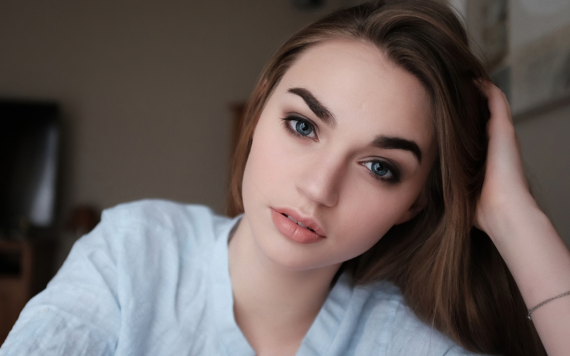 Красивый взгляд молодой девушки