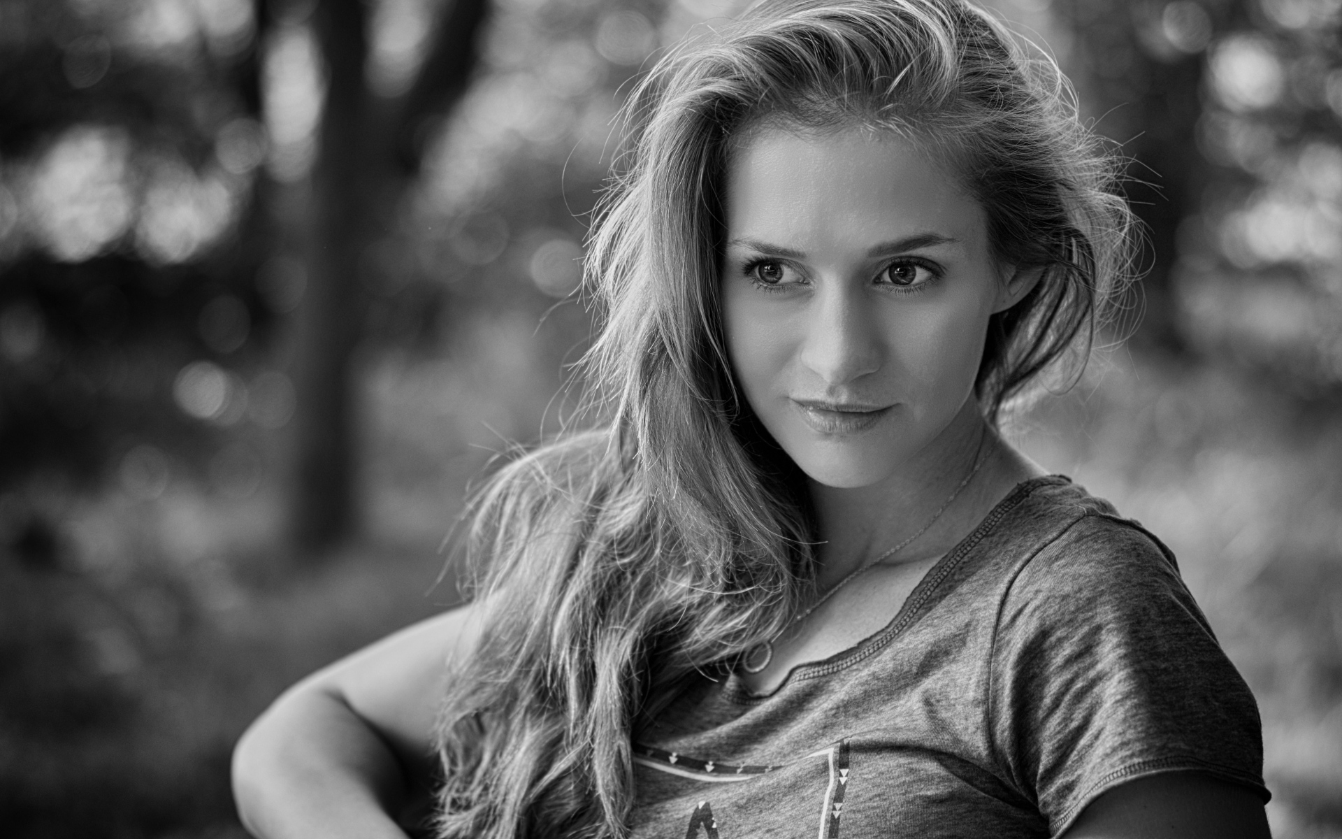 Черно-белое фото красивой девушки 