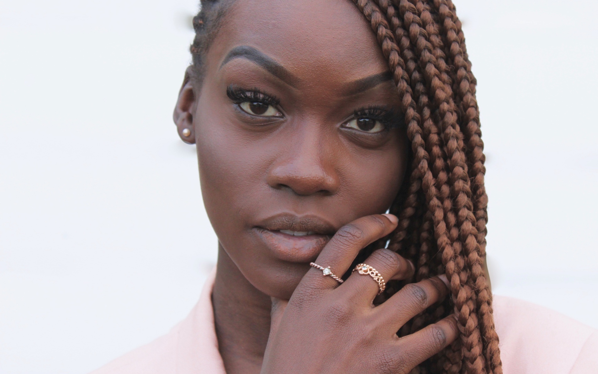 Темнокожая девушка с косичками крупным планом