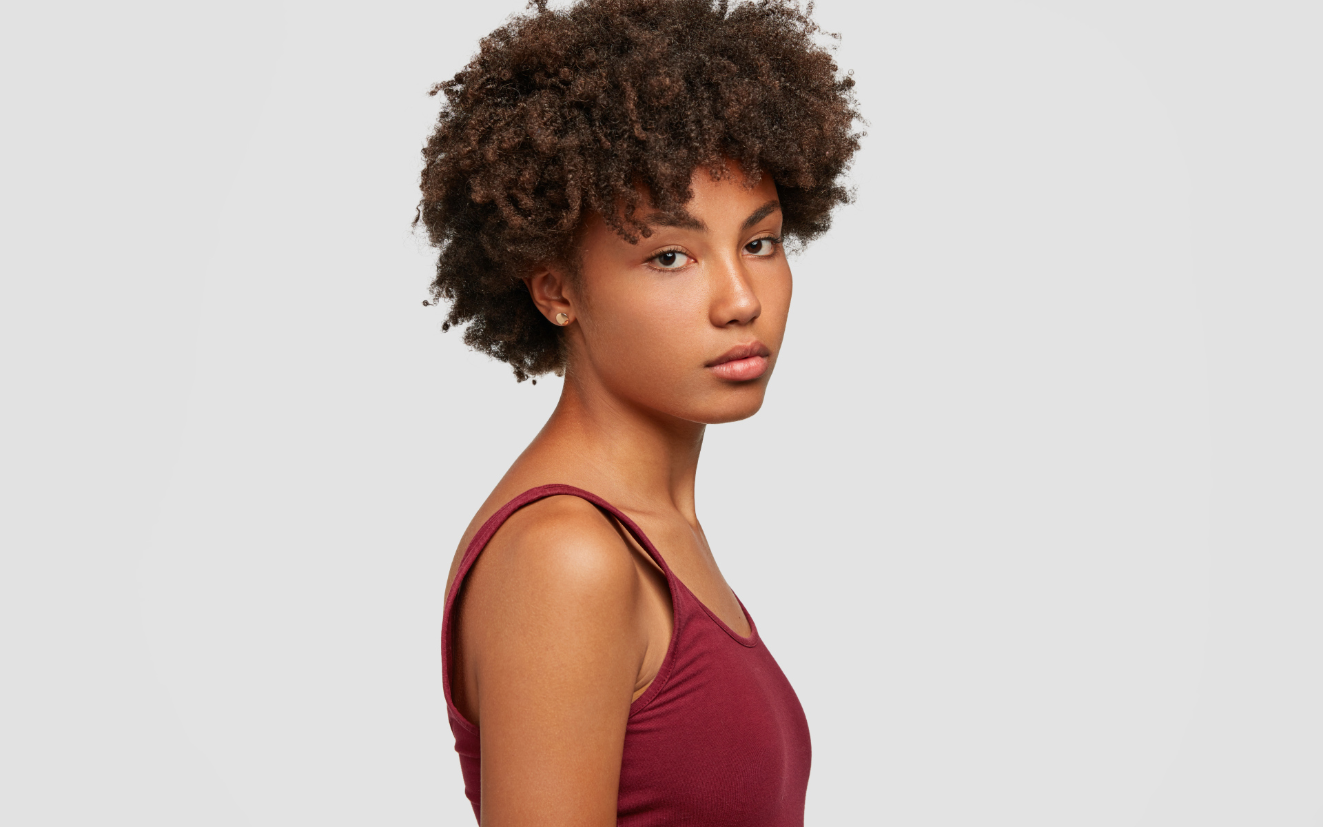 Милая девушка мулатка в красной майке