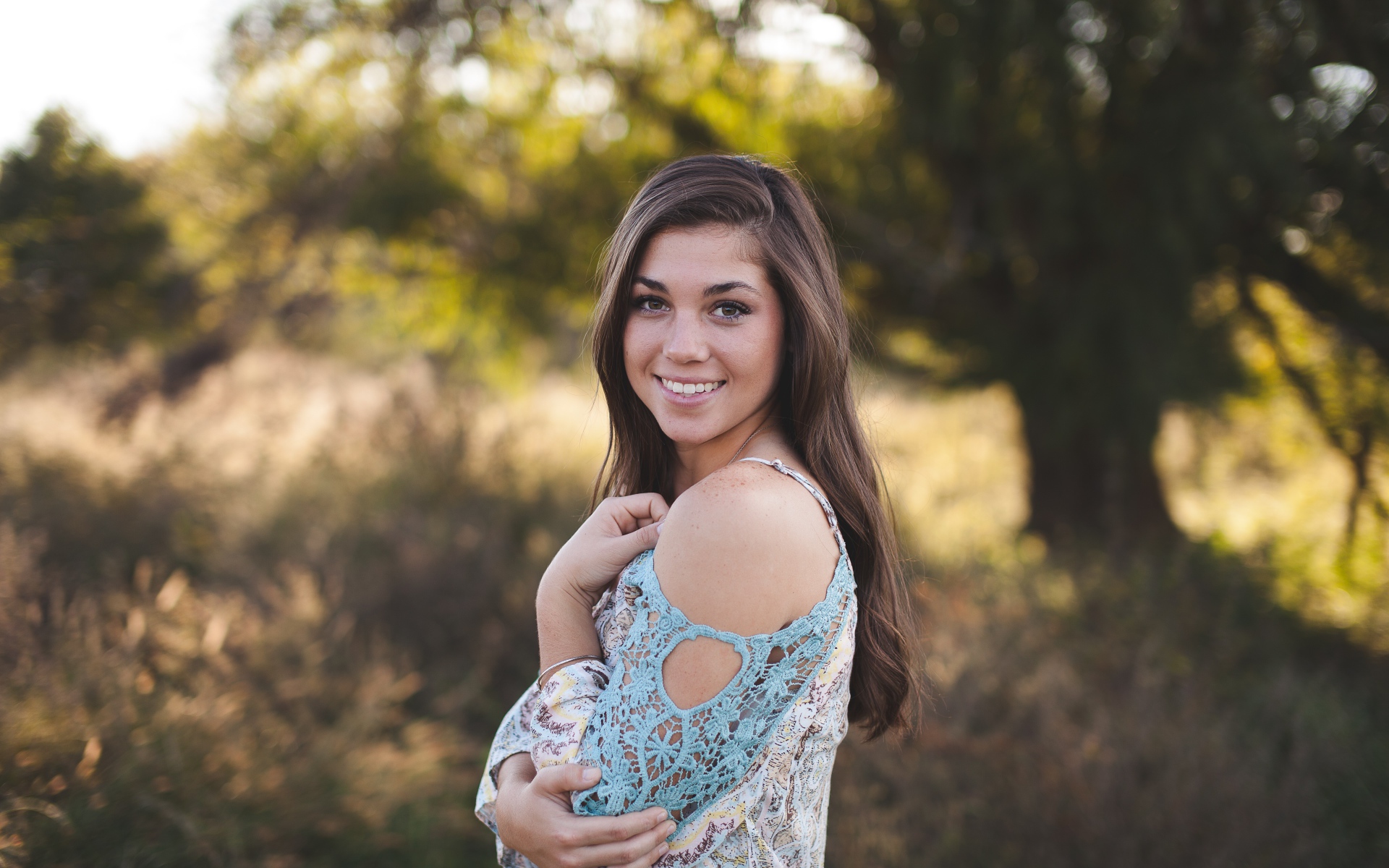 Милая улыбающаяся девушка в лесу 