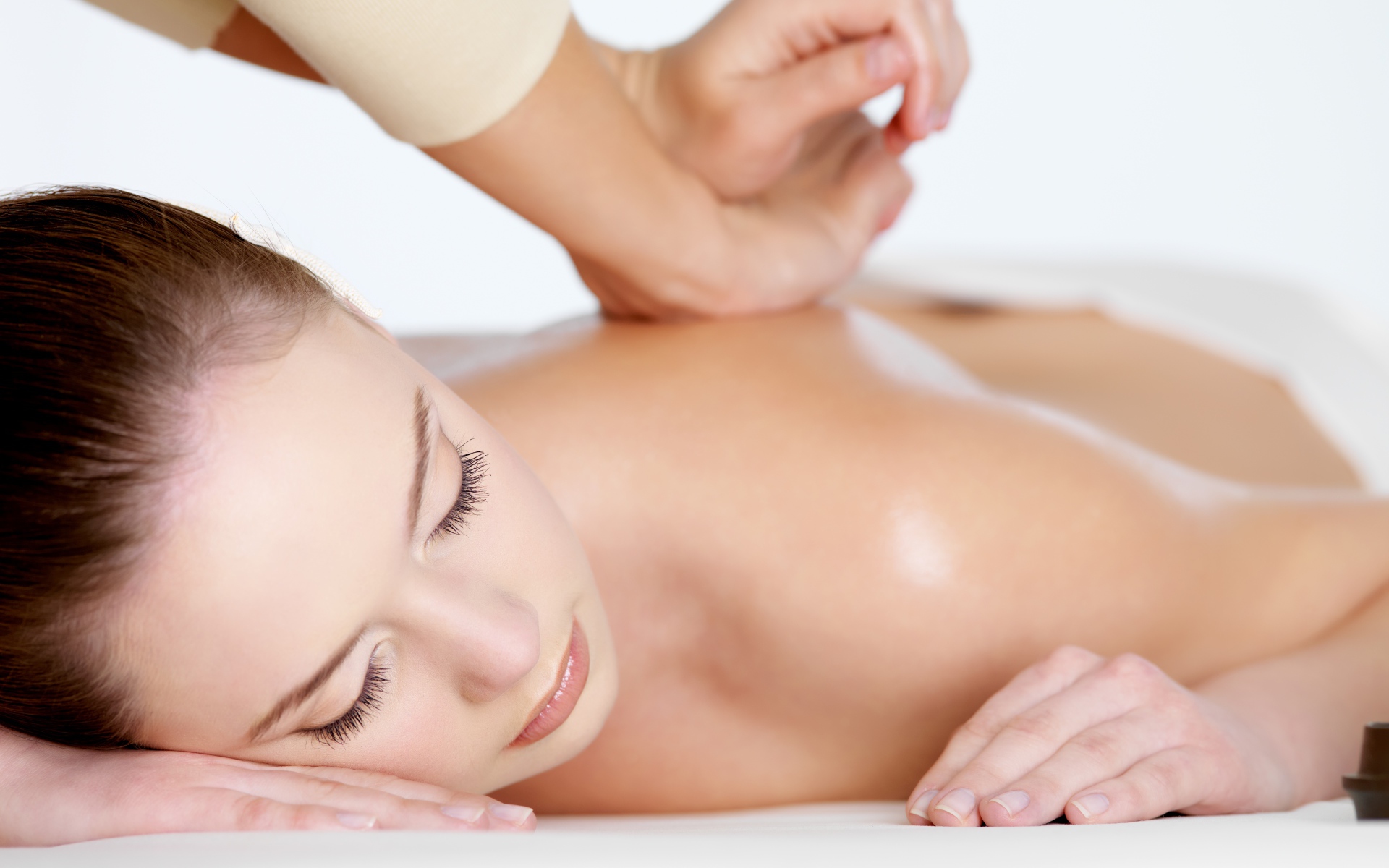 Девушке делают массаж 