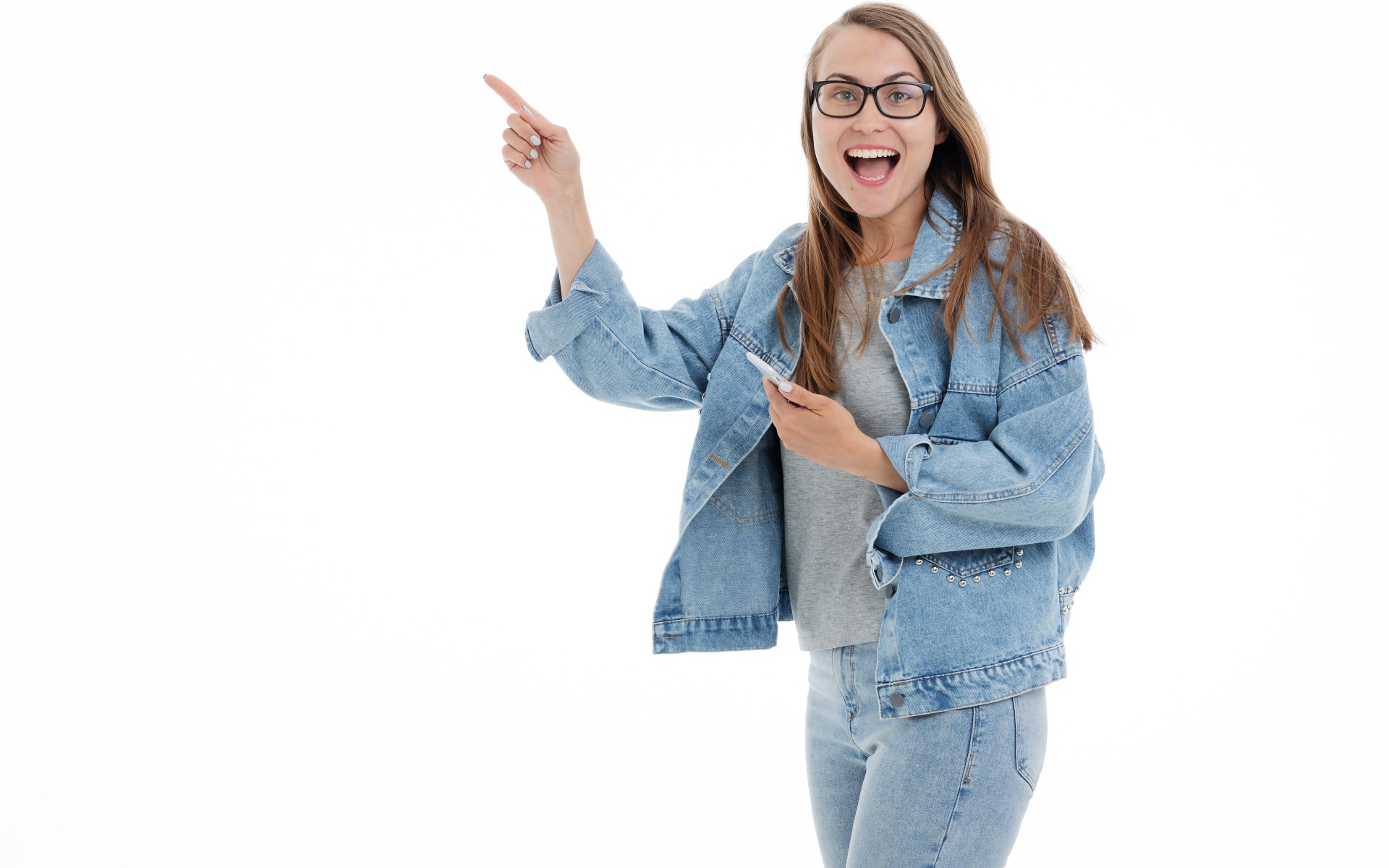 Девушка в джинсовом костюме в очках на белом фоне