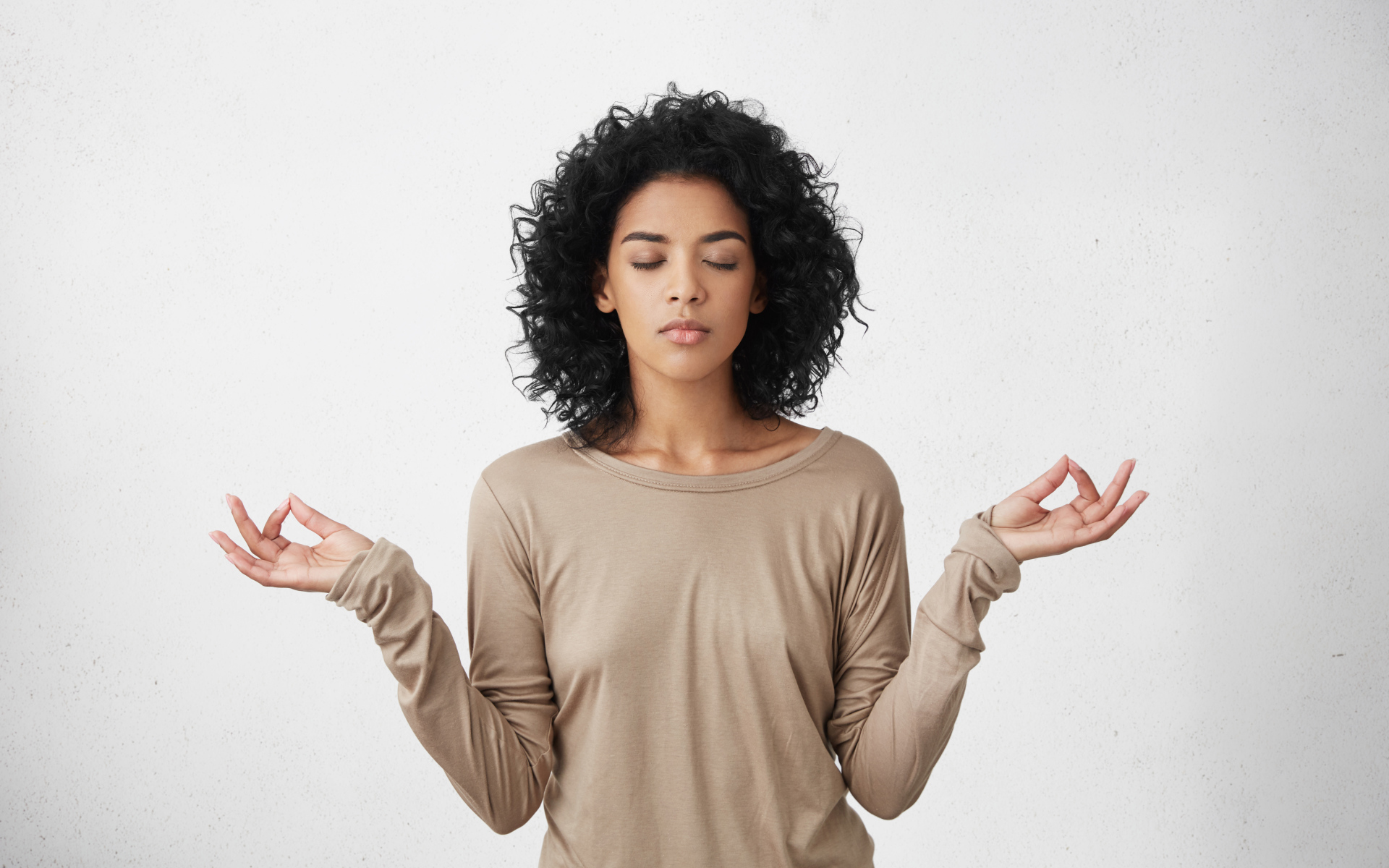 Девушка с закрытыми глазами медитирует 