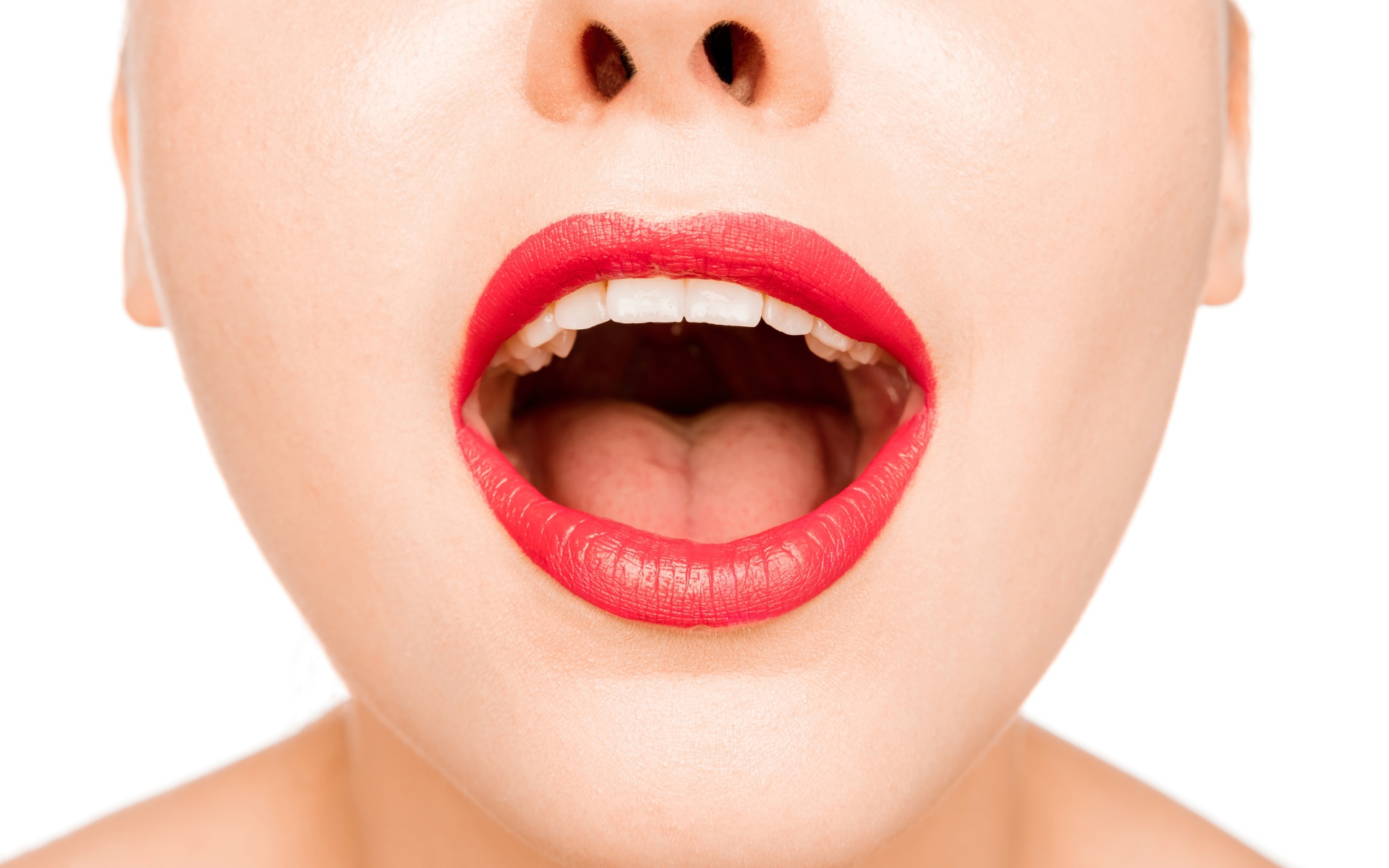 Девушка с красными губами открыла рот 