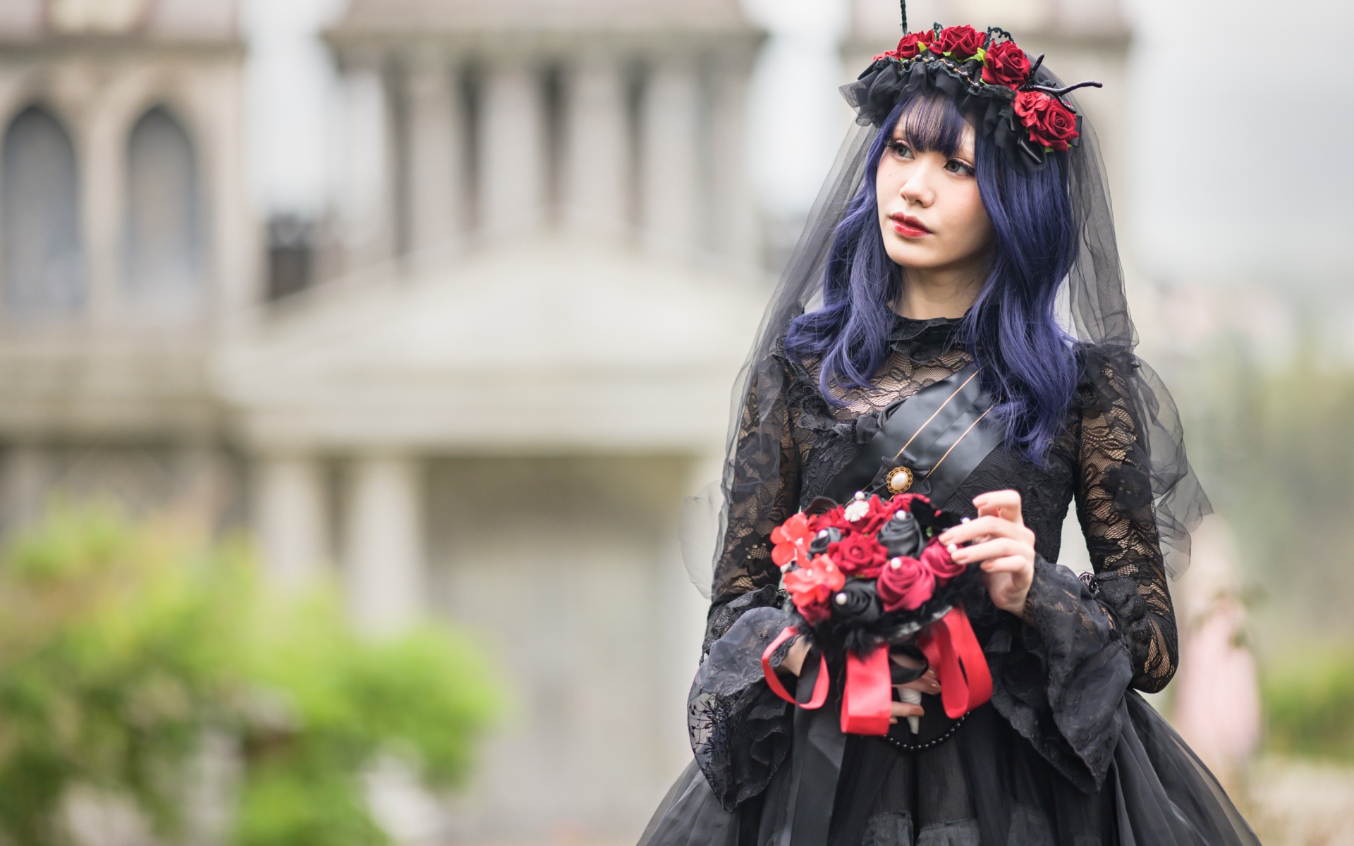 Девушка в черном платье на праздник Хэллоуин 