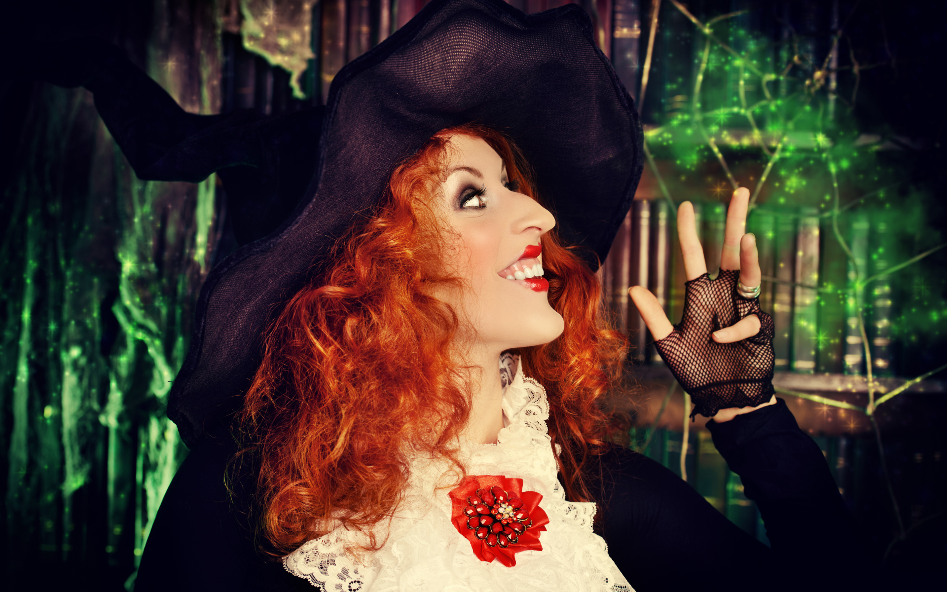 Рыжеволосая девушка в костюме ведьмы на Хэллоуин