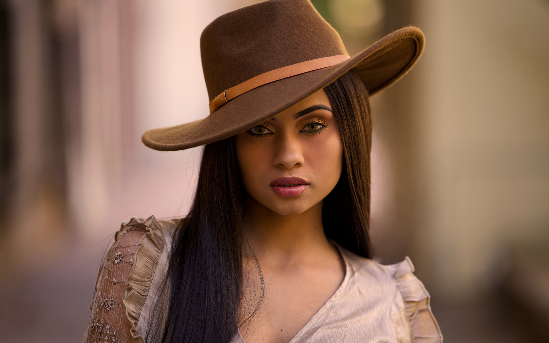 Длинноволосая шатенка в шляпе