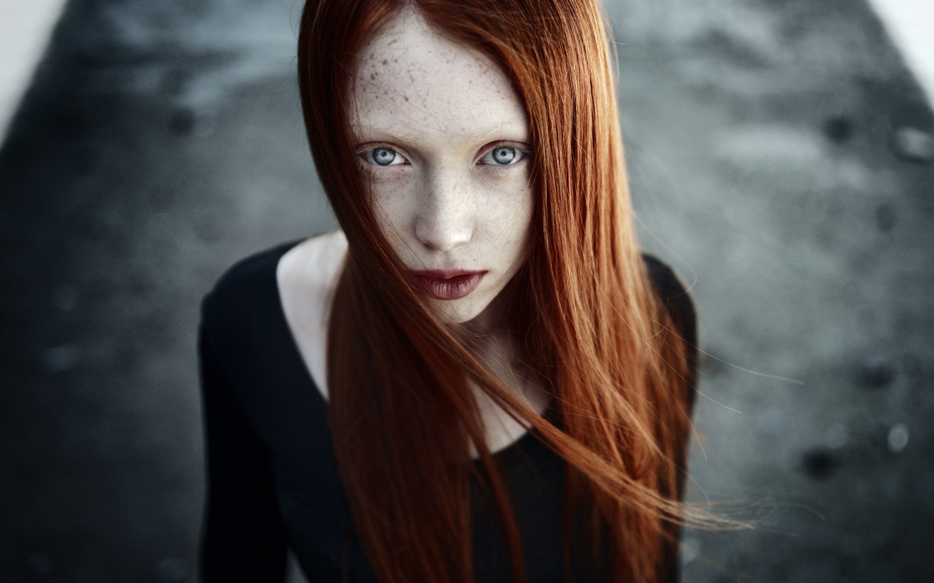 Рыжая длинноволосая девушка с веснушками на лице