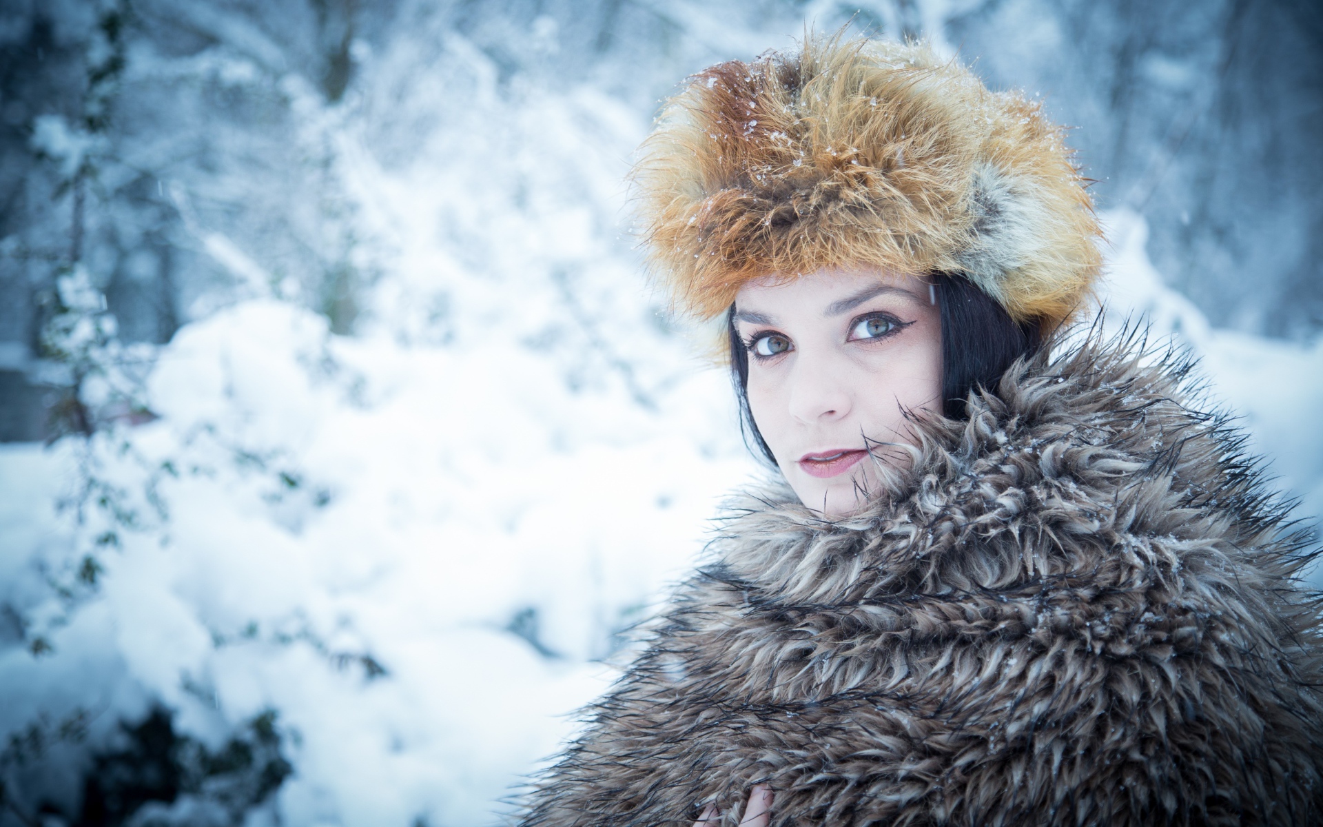 Русская женщина  в меховой накидке зимой