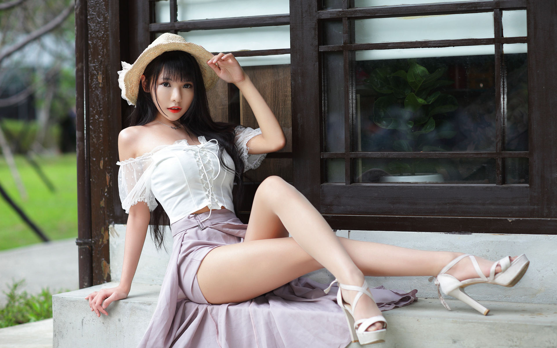 Стройная азиатка с длинными ногами у окна 