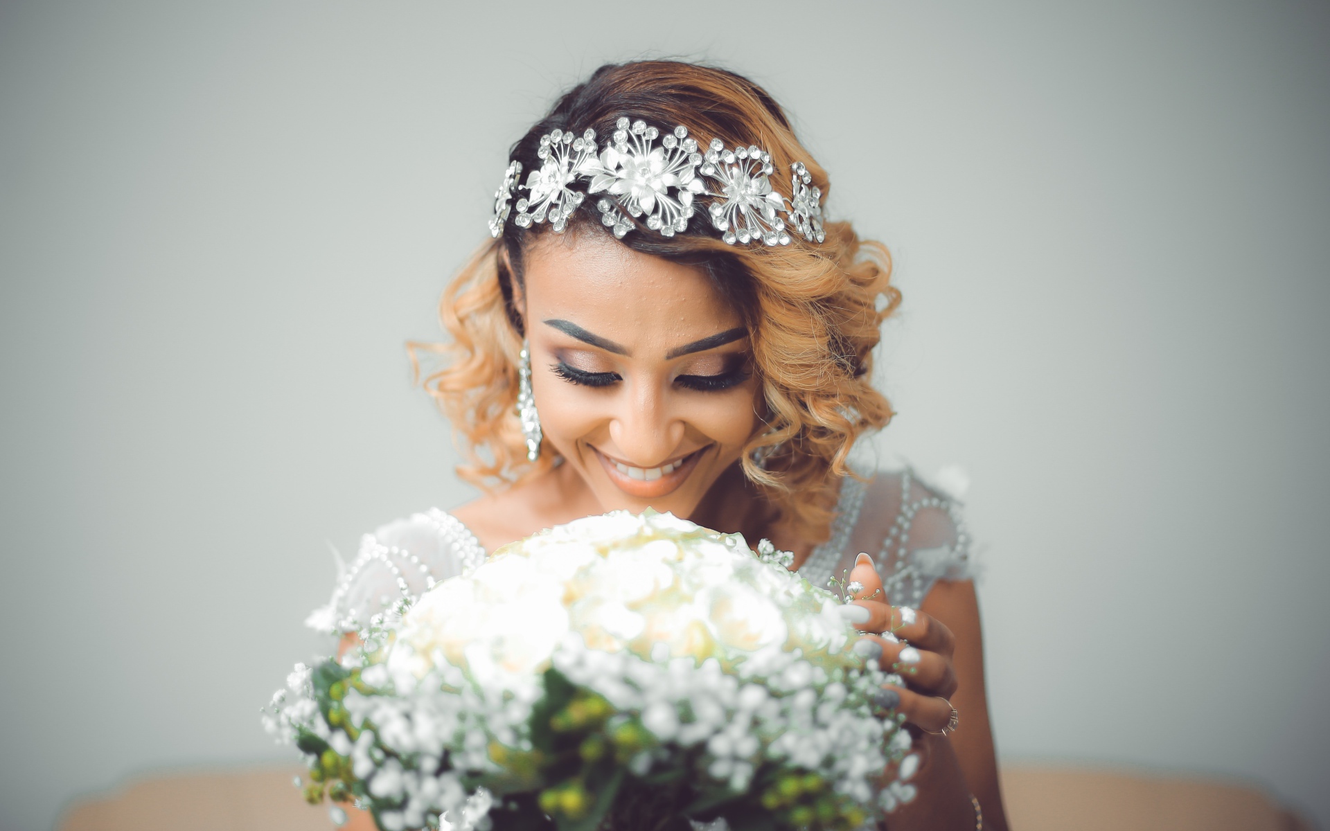 Улыбающаяся девушка невеста с букетом цветов 