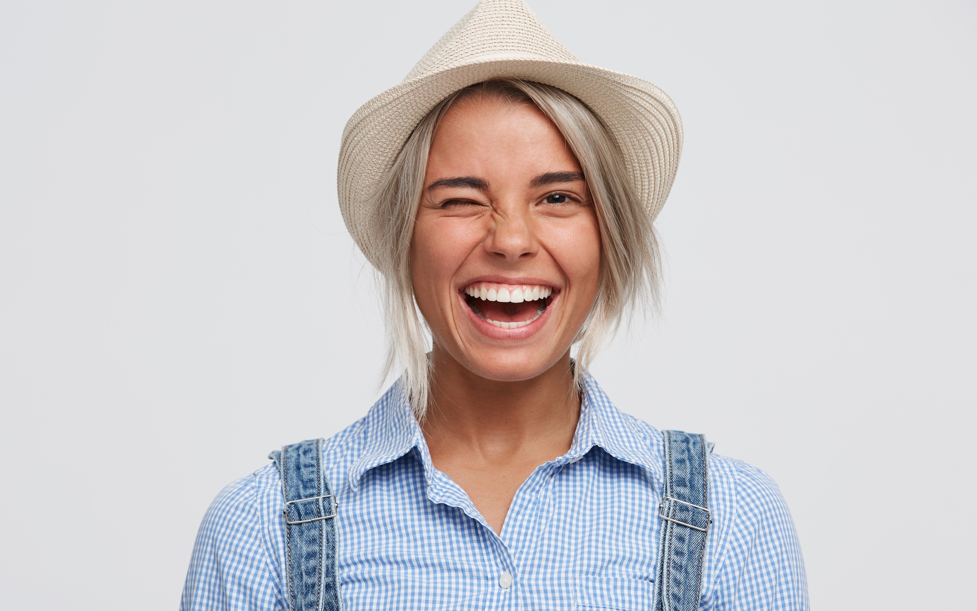 Улыбающаяся девушка фермер в шляпе 