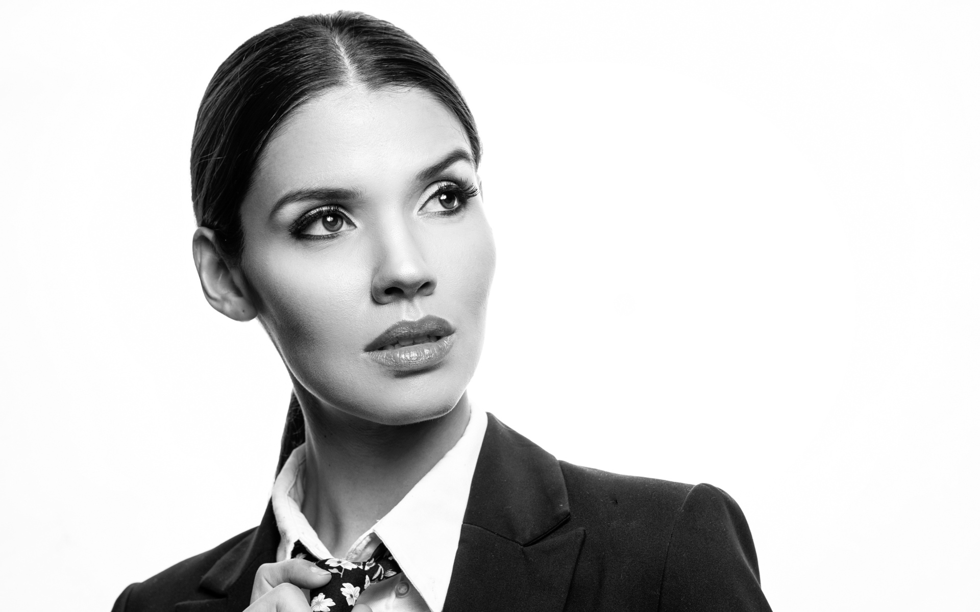 Стильная девушка в костюме на белом фоне