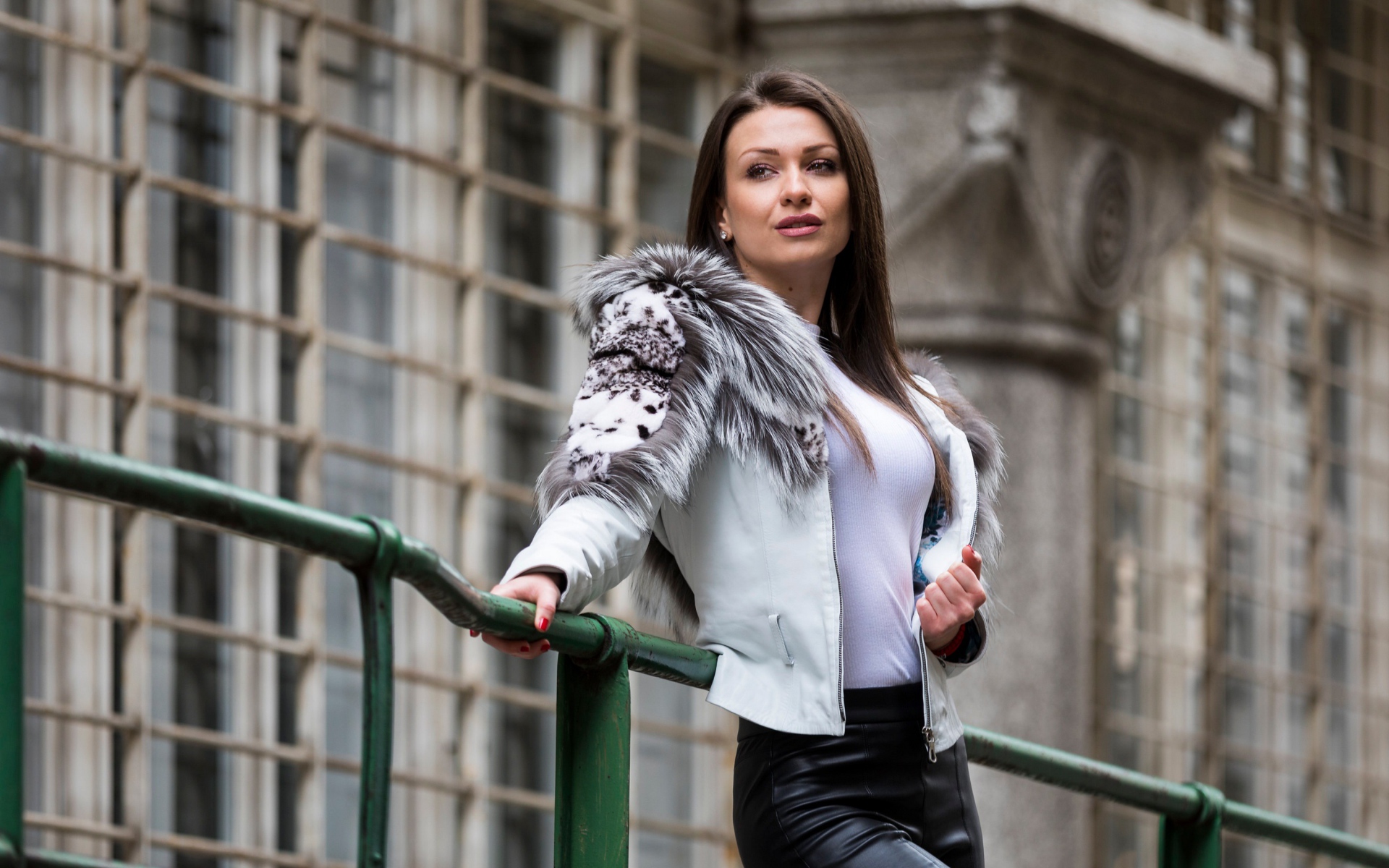 Стильная женщина в куртке и кожаных брюках