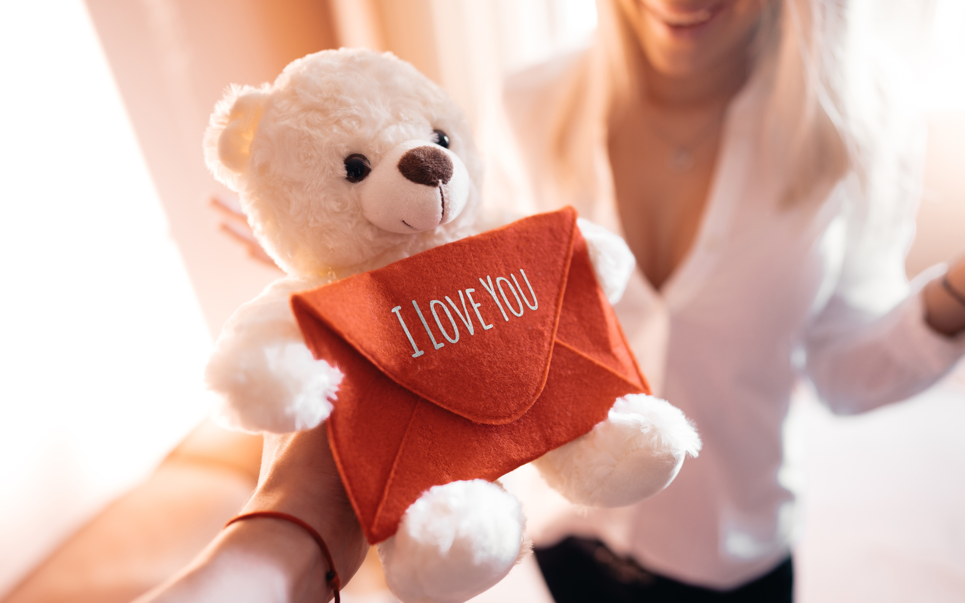 Белый меховой медвежонок в подарок для девушки 