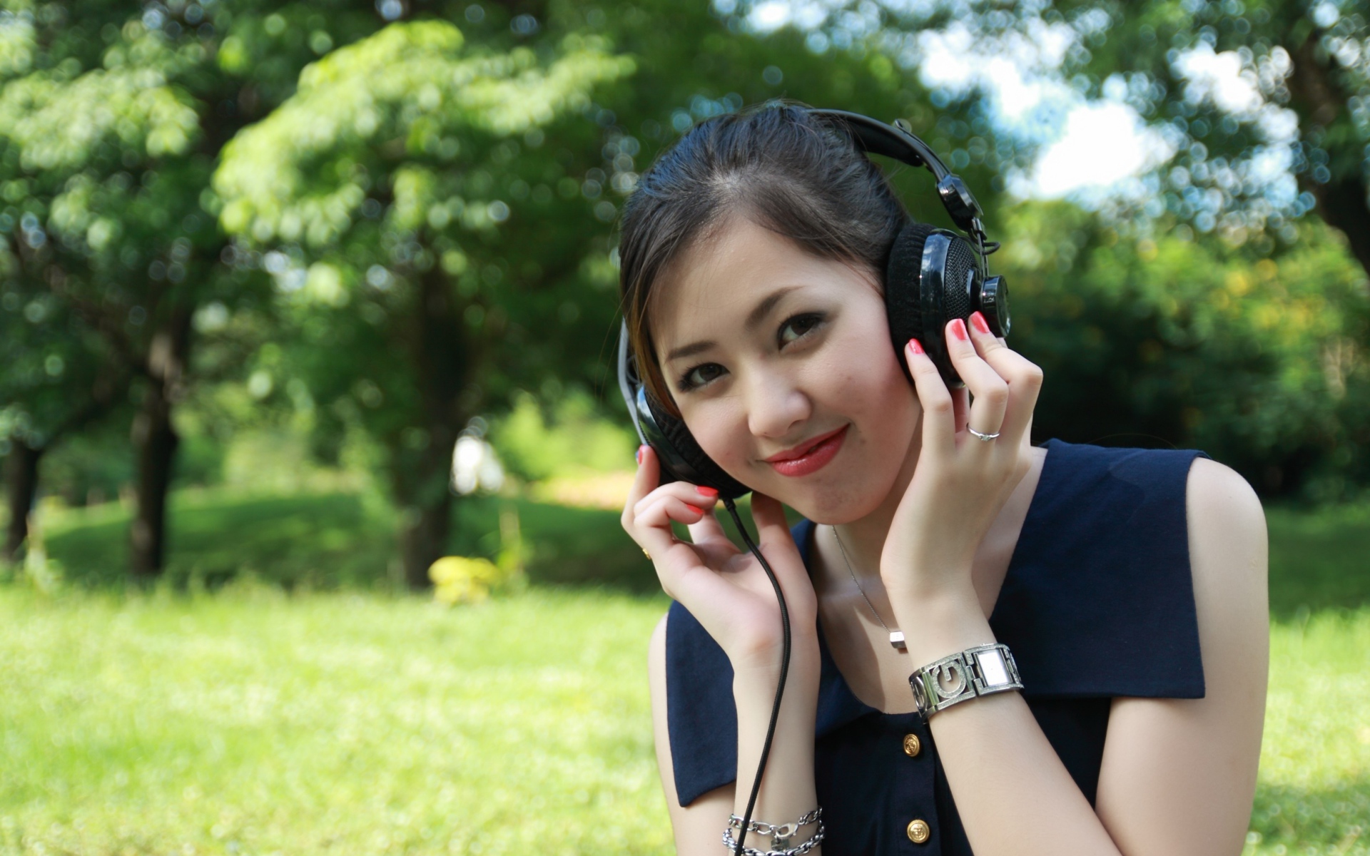 Молодая девушка азиатка в больших наушниках 