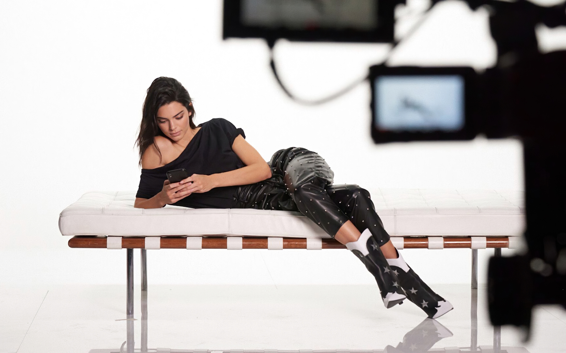 Американская модель Кендалл Дженнер лежит с телефоном