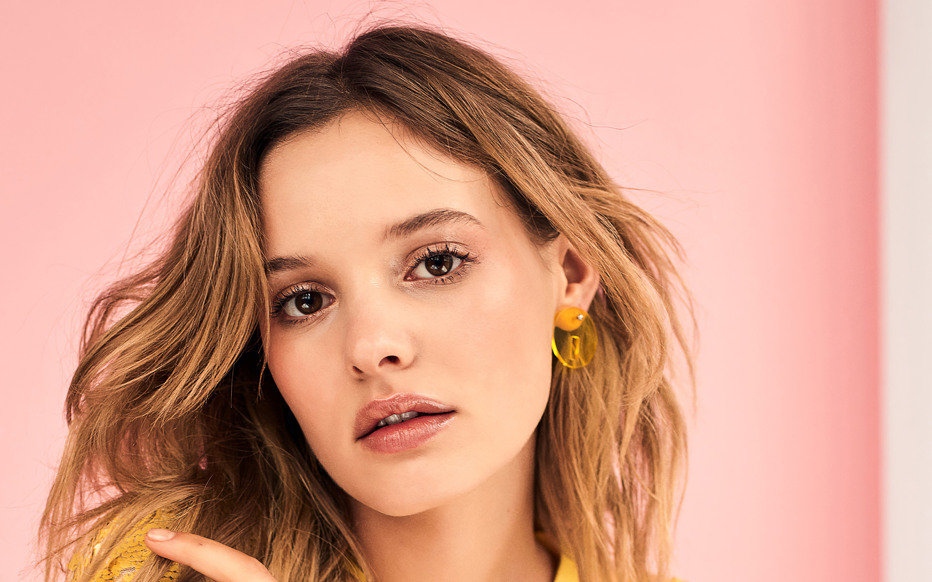 Модель Пейдж Рейфлер на розовом фоне