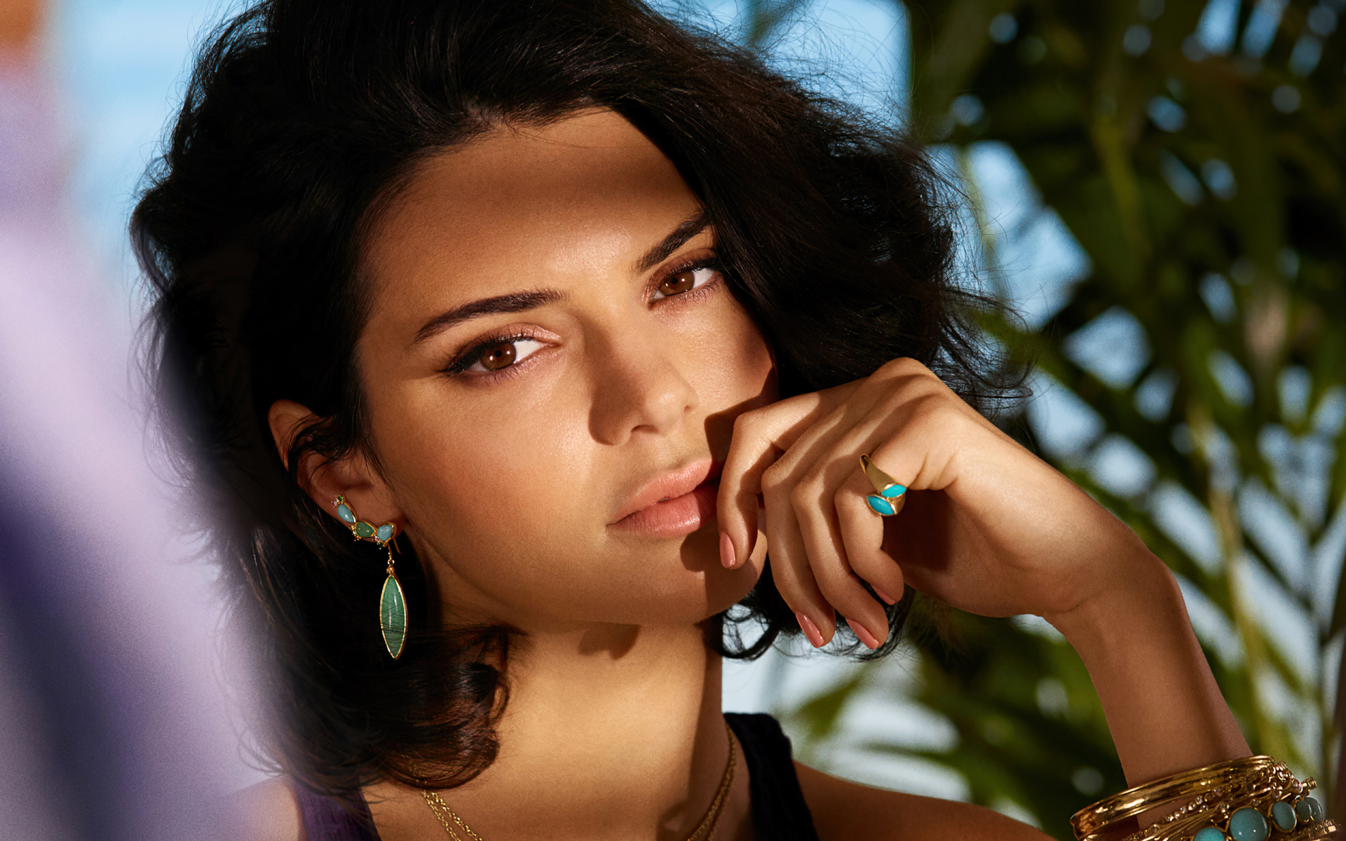 Кареглазая девушка с короткой стрижкой, актриса Кендалл Дженнер