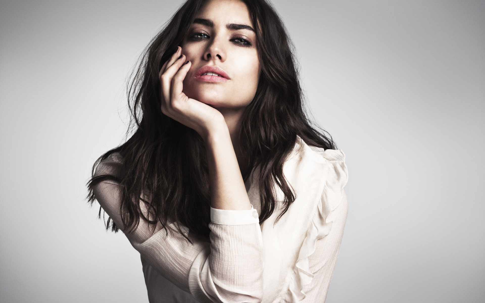 Южноафриканская модель Лорен Меллор на сером фоне