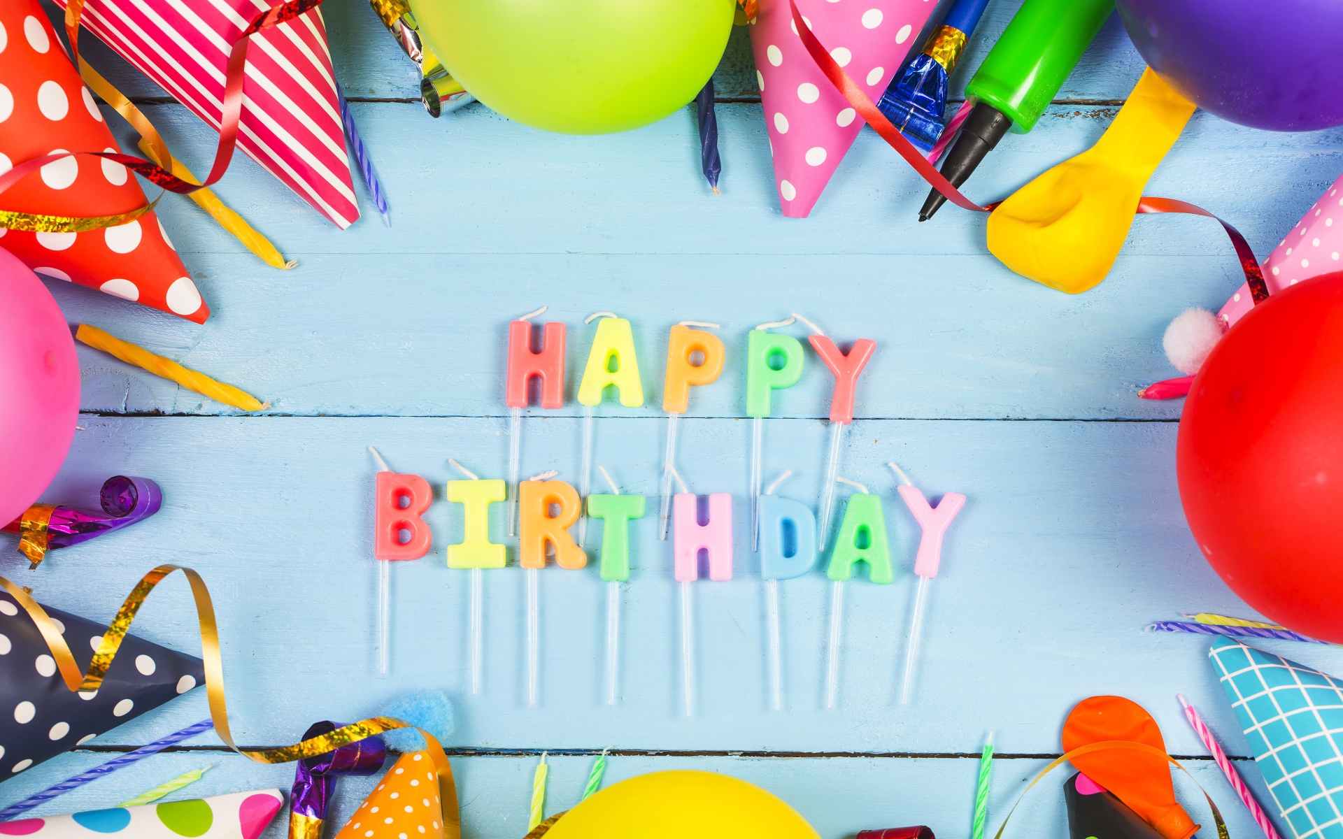 Праздничные свечи на синем столе ко дню рождения 