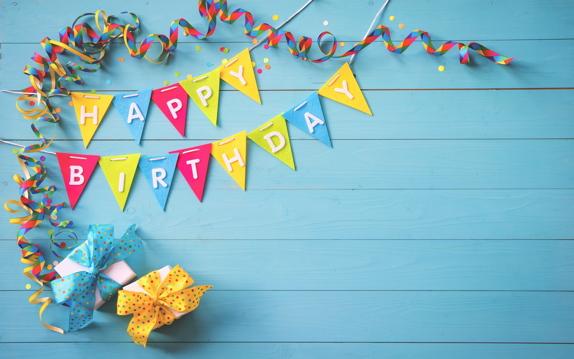 Флажки из бумаги и подарки на День Рождения