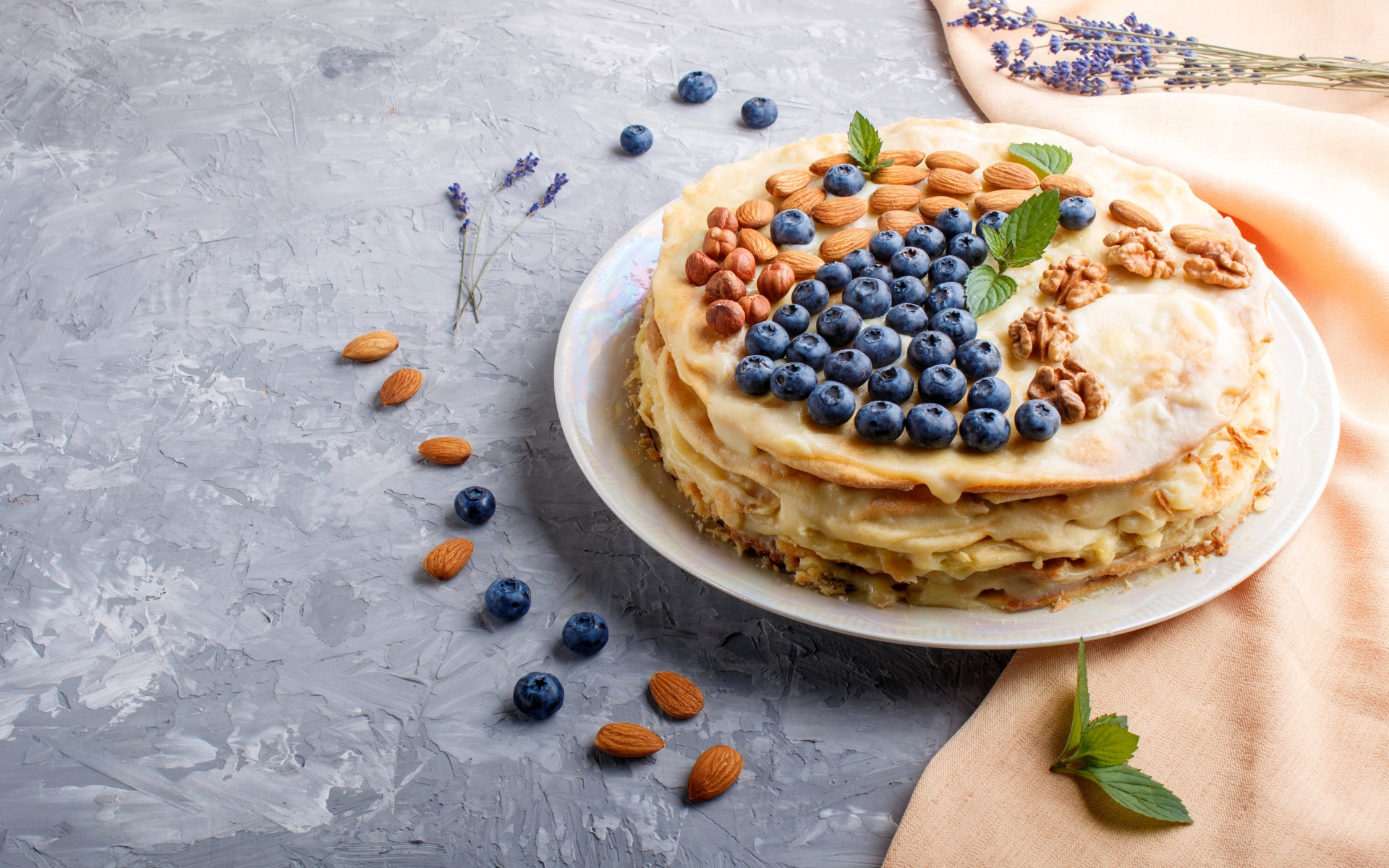 Торт из блинов с орехами и ягодами черники на Масленицу 2020