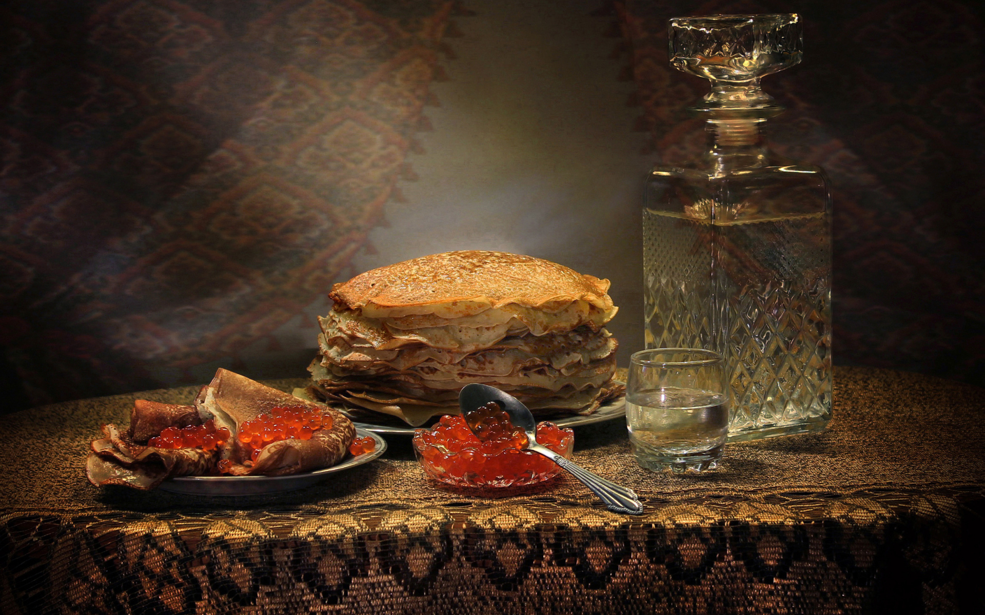 Водка и блины с красной икрой угощение на Масленицу 2020 