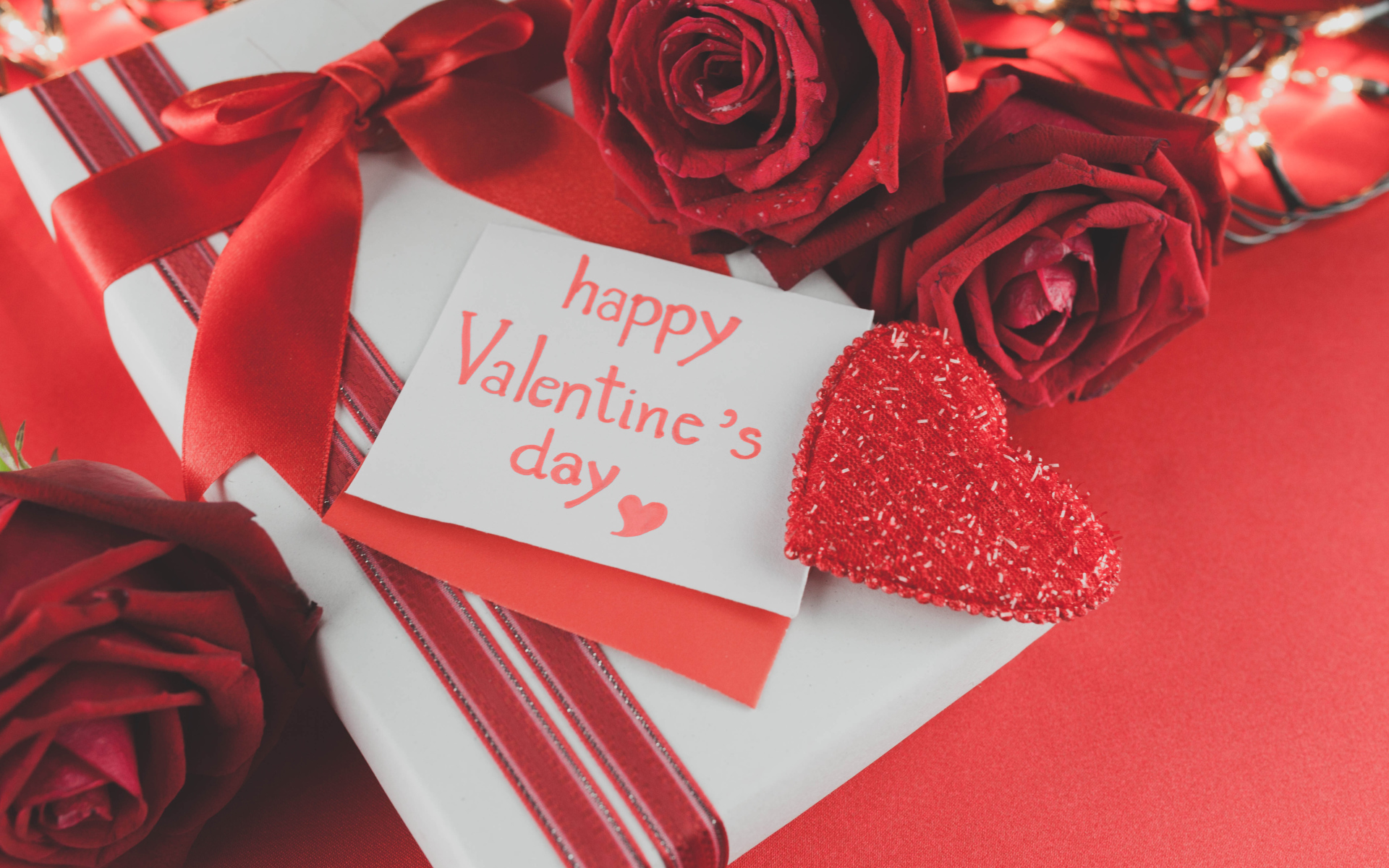 Подарок и открытка с цветами на День Влюбленных 14 февраля