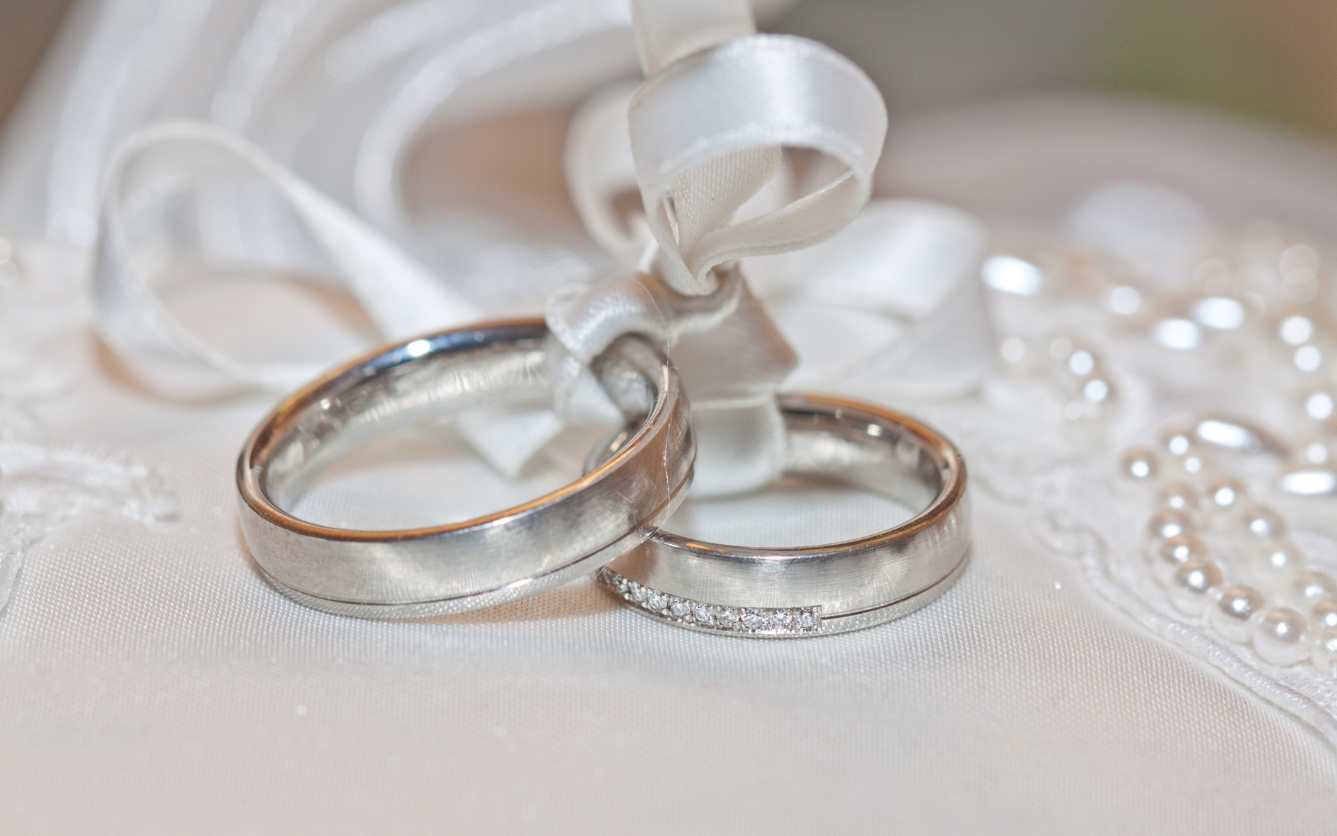 Два обручальных кольца на подушке с ленточкой