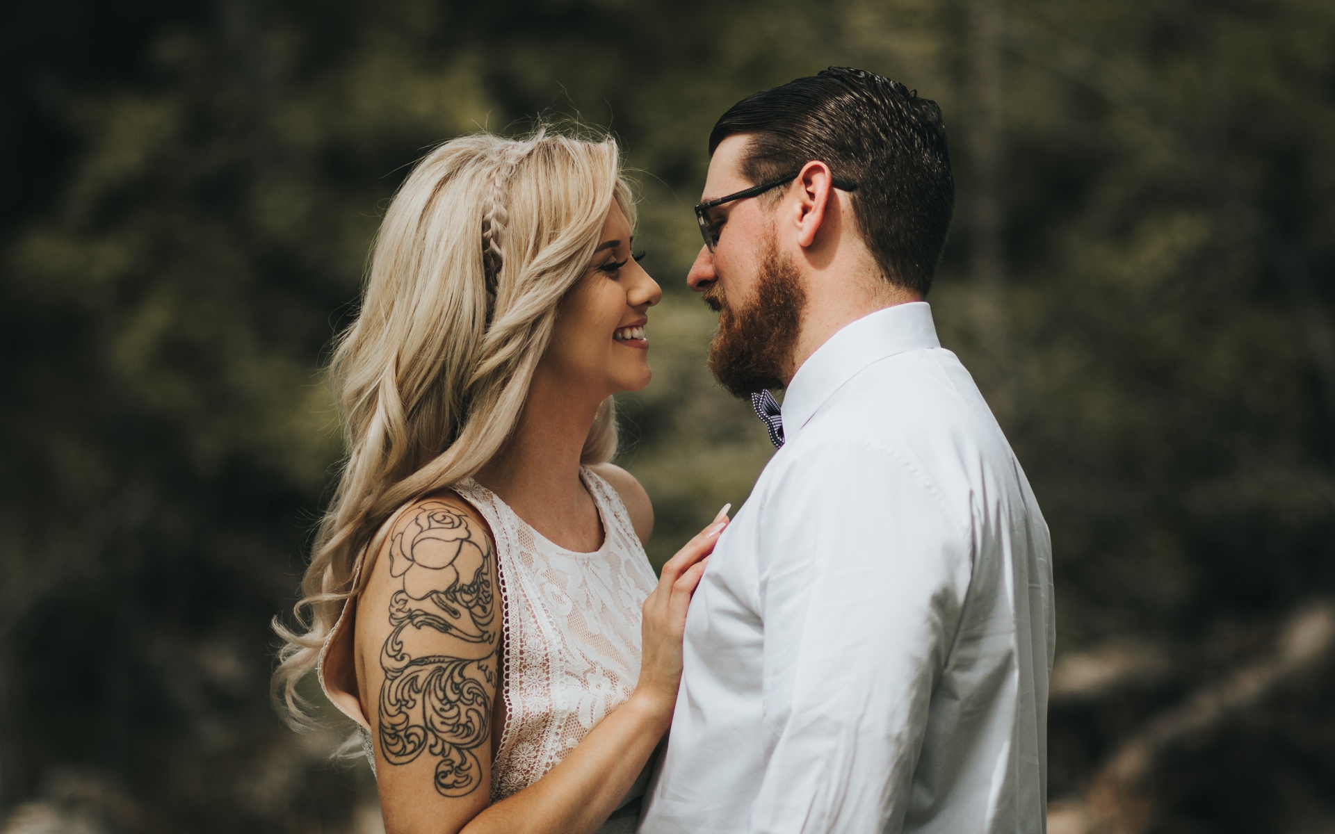 Влюбленная пара в белых нарядах 