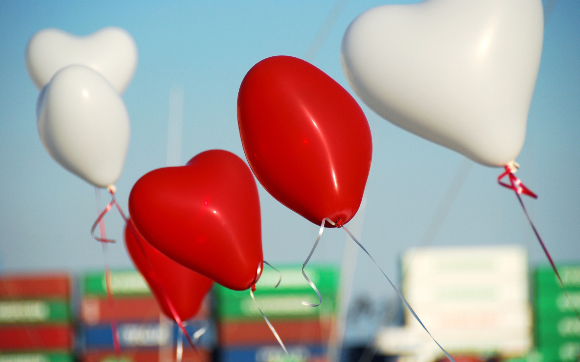 Белые и красные воздушные шарики в форме сердца